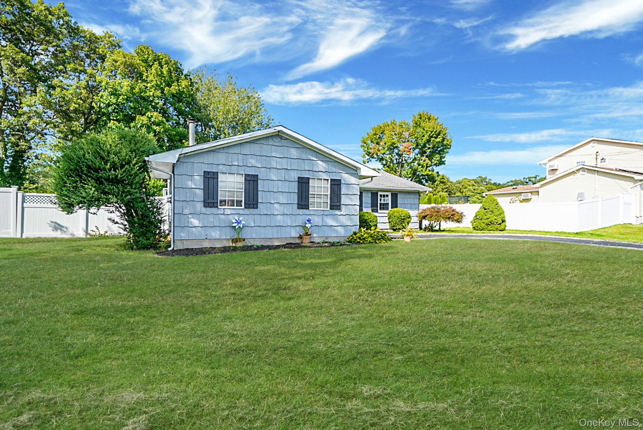 21 Coleridge Road, Holbrook, NY 11741