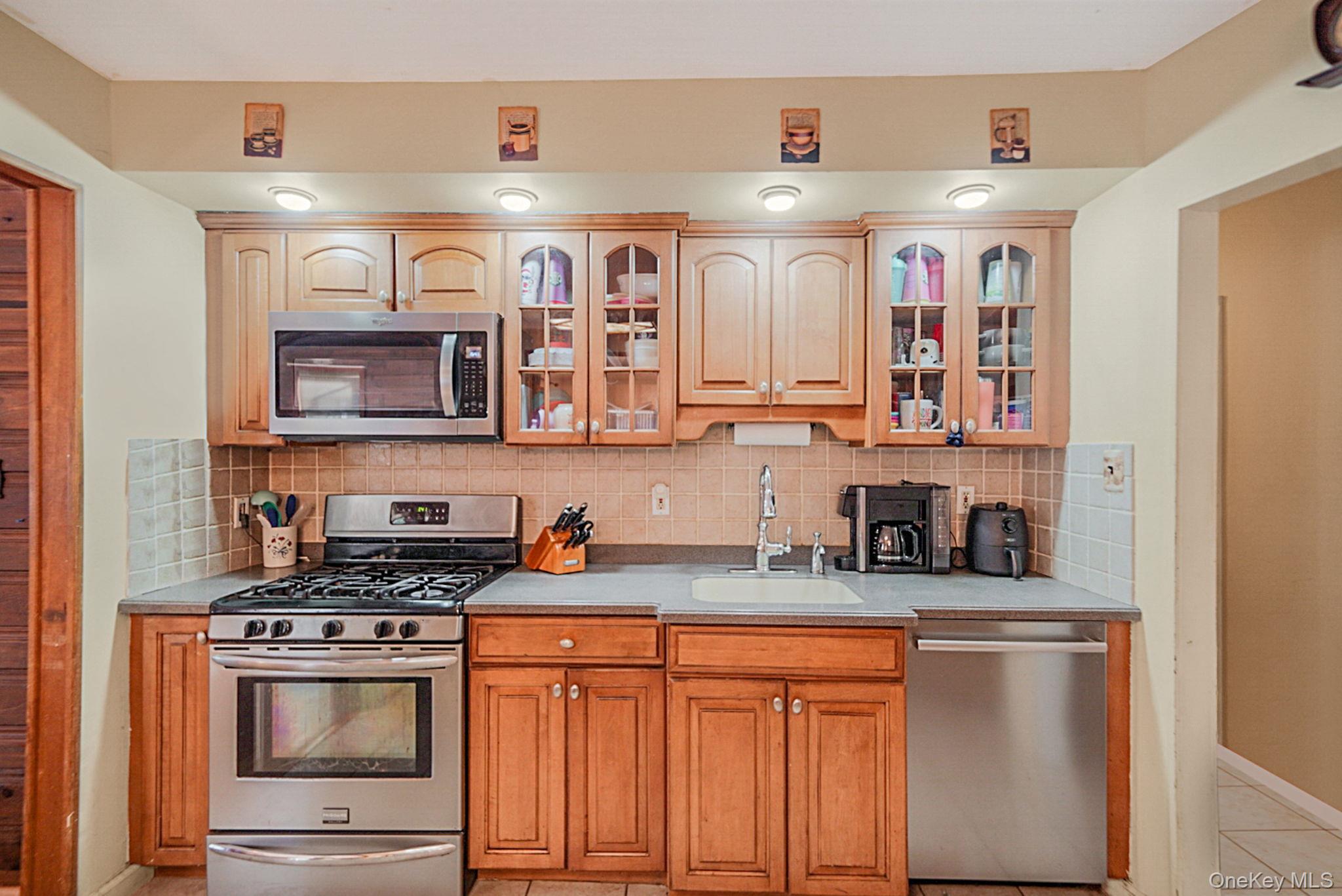 21 Coleridge Road, Holbrook, NY 11741