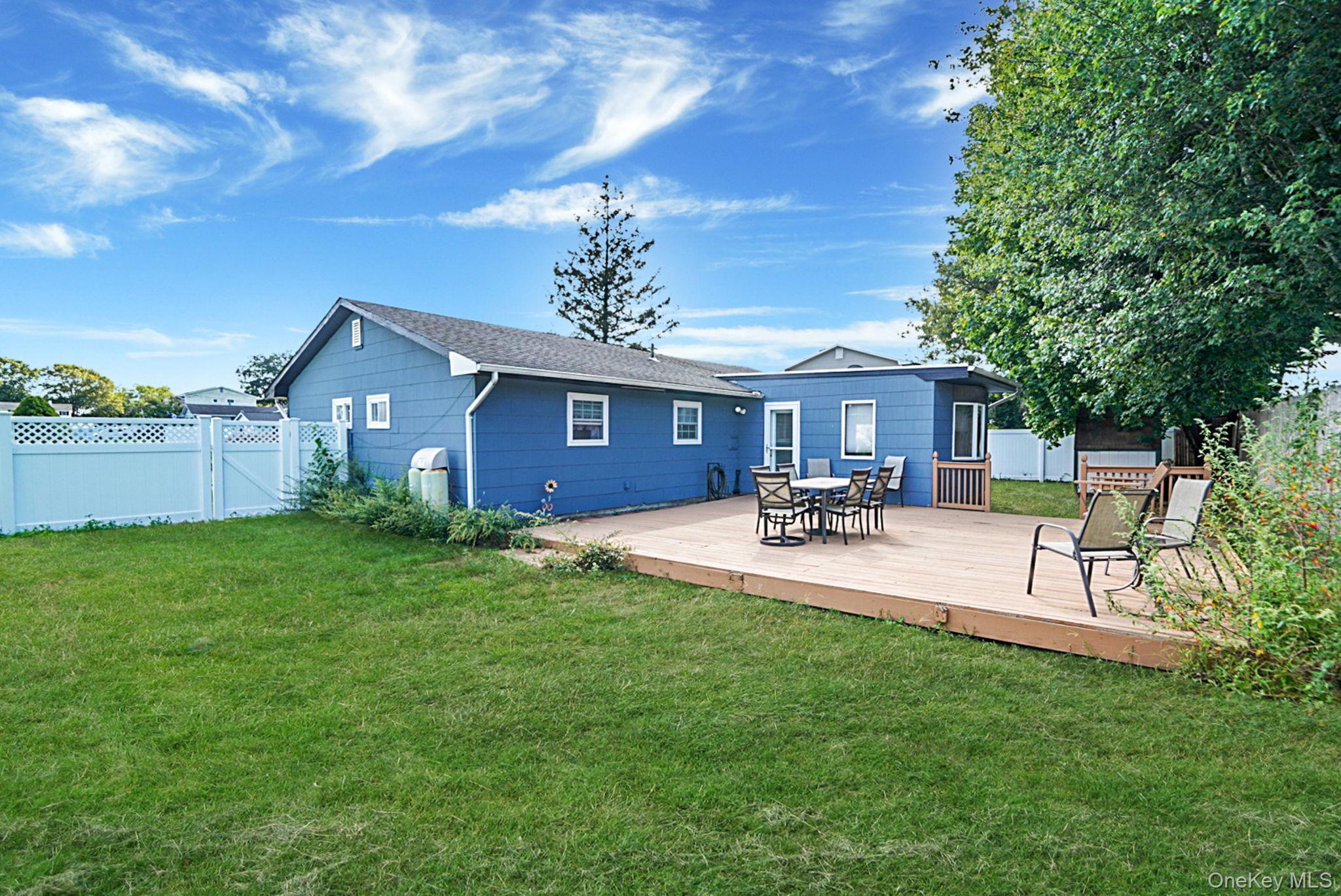 21 Coleridge Road, Holbrook, NY 11741