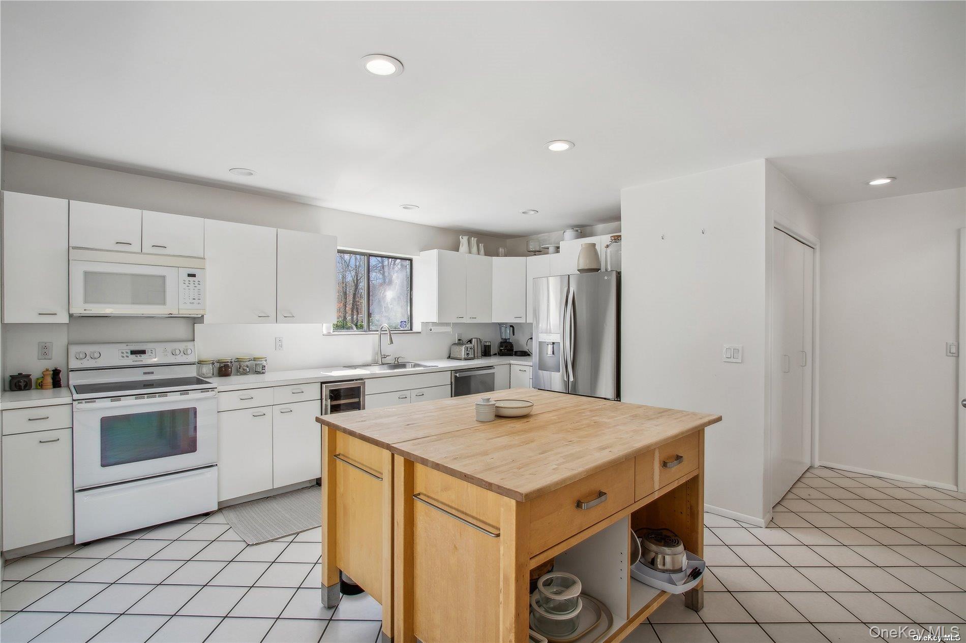 8 Deer Path, Quogue, NY 11959