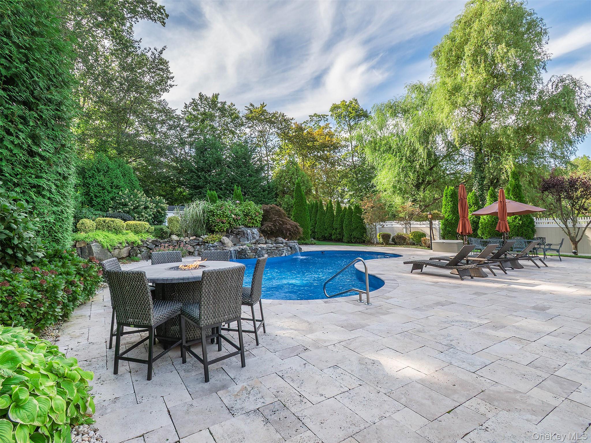 1 Coolidge Avenue, Glen Head, NY 11545