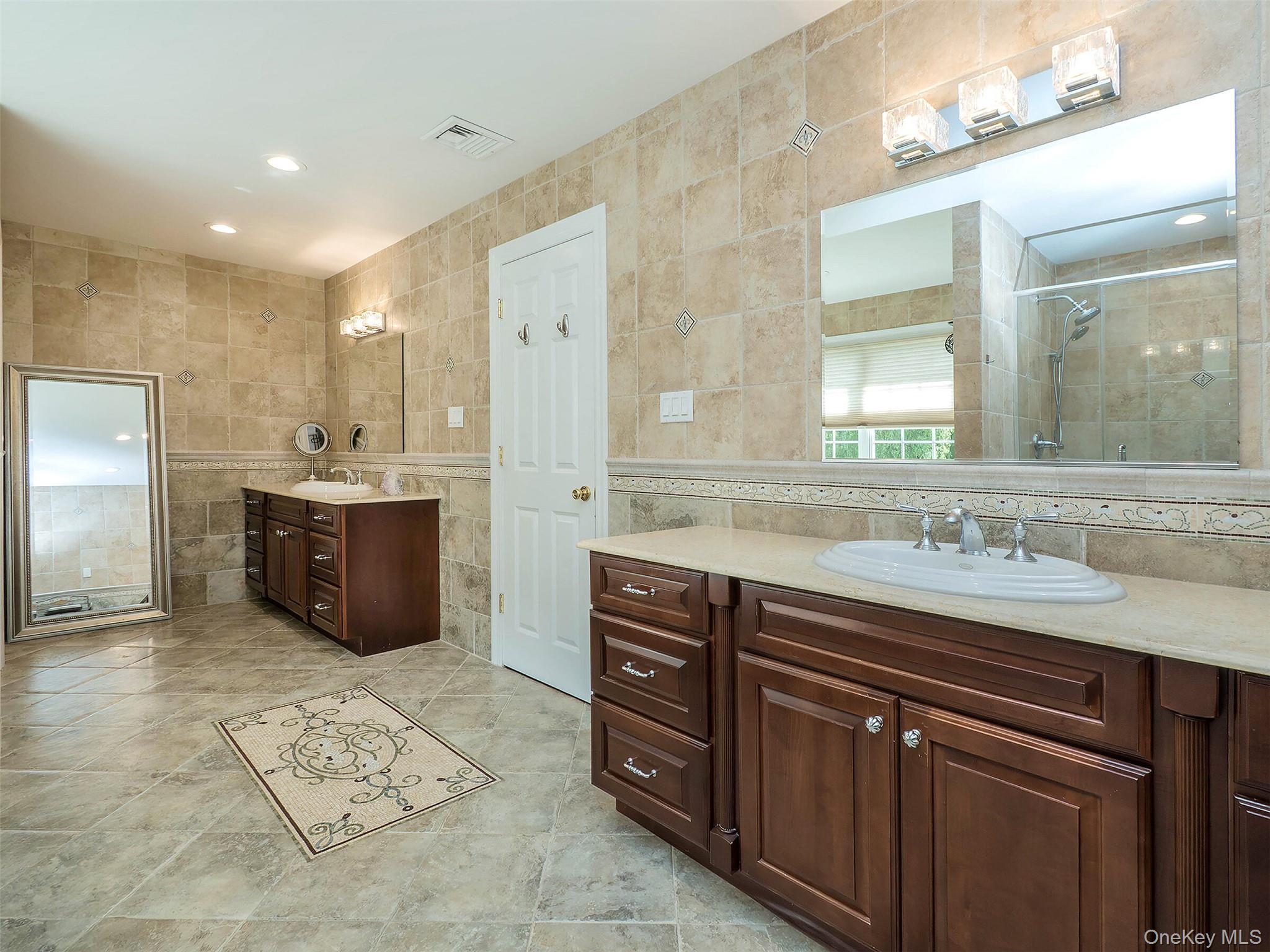 1 Coolidge Avenue, Glen Head, NY 11545