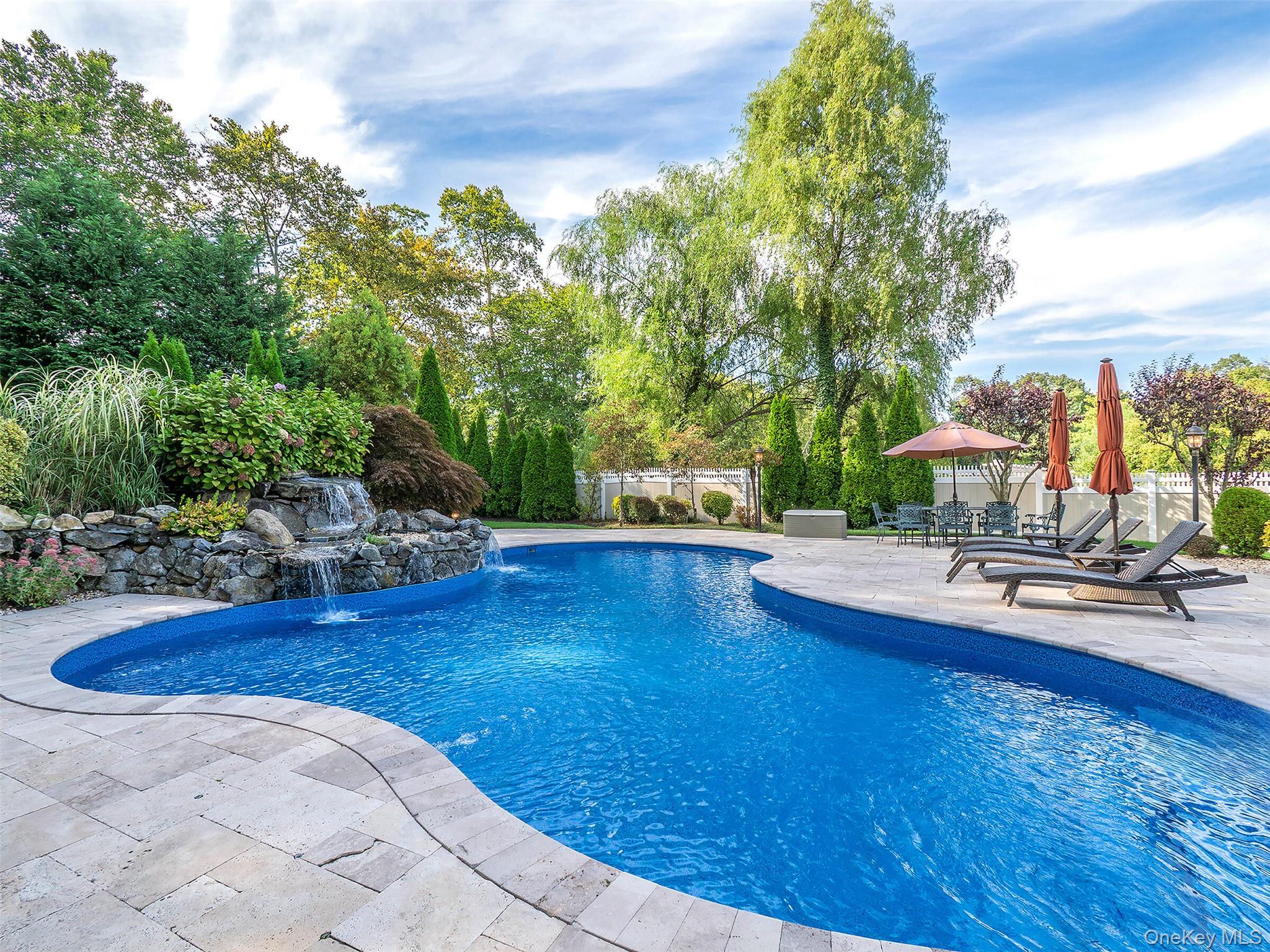 1 Coolidge Avenue, Glen Head, NY 11545