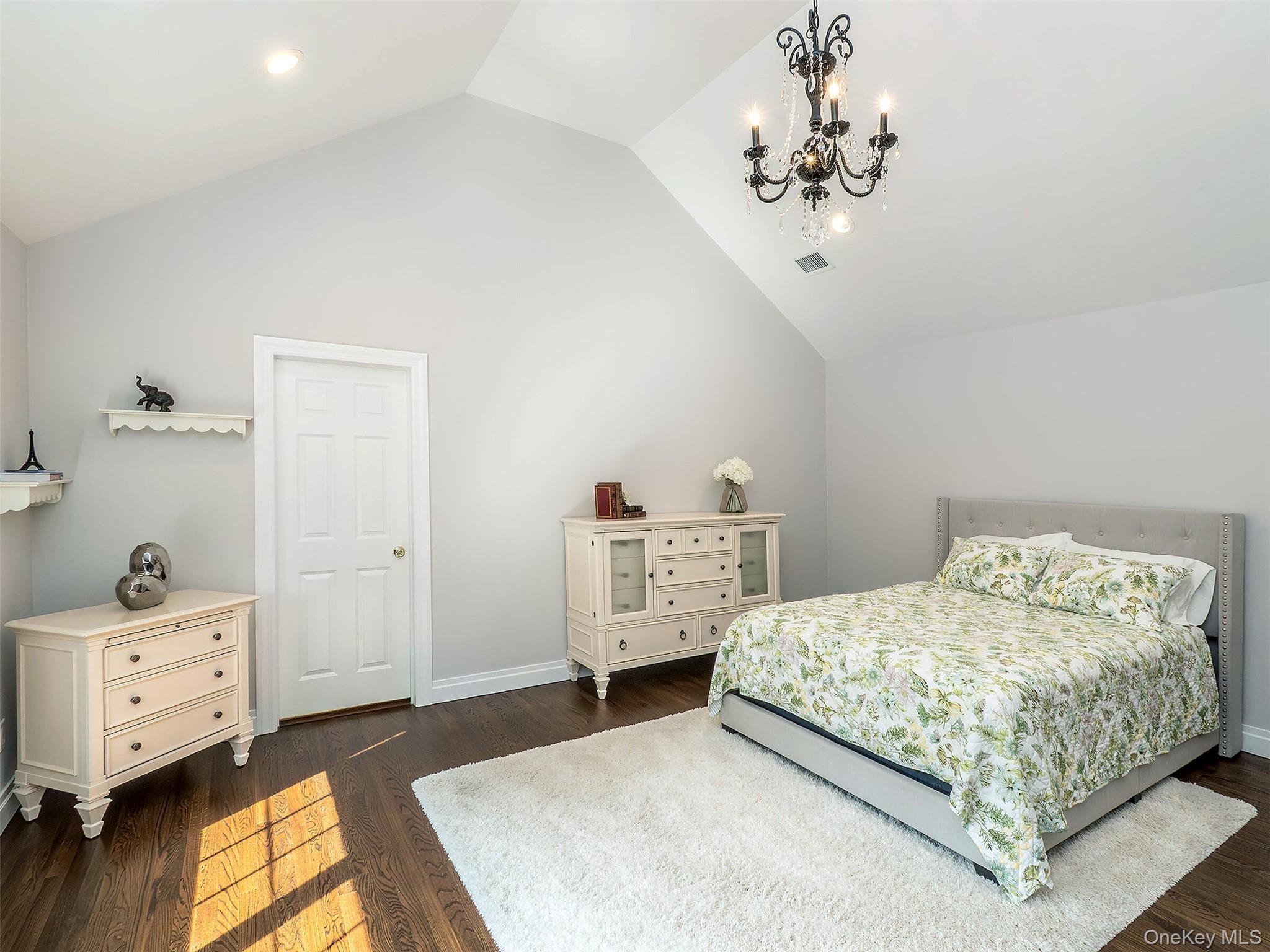 1 Coolidge Avenue, Glen Head, NY 11545