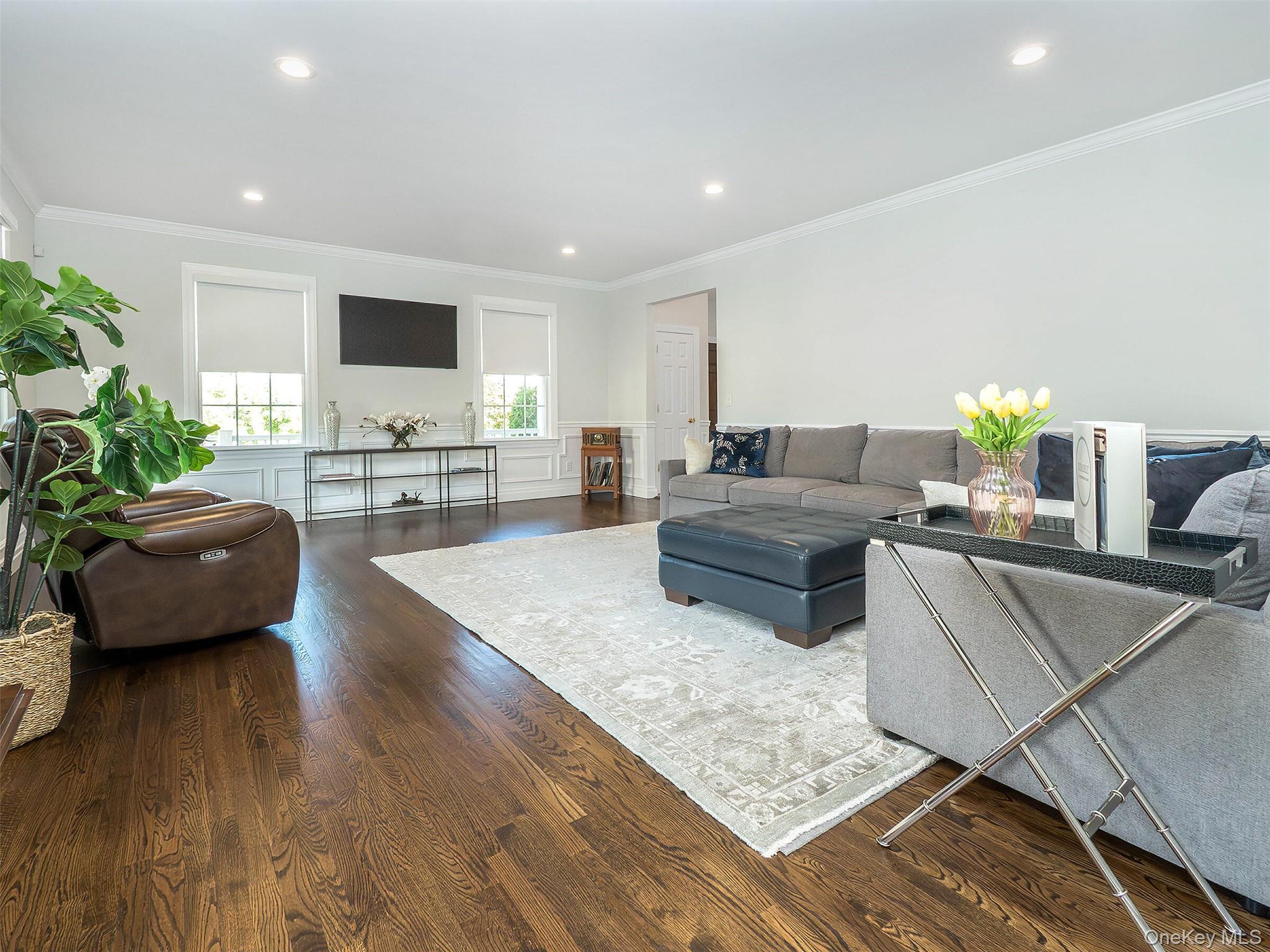 1 Coolidge Avenue, Glen Head, NY 11545