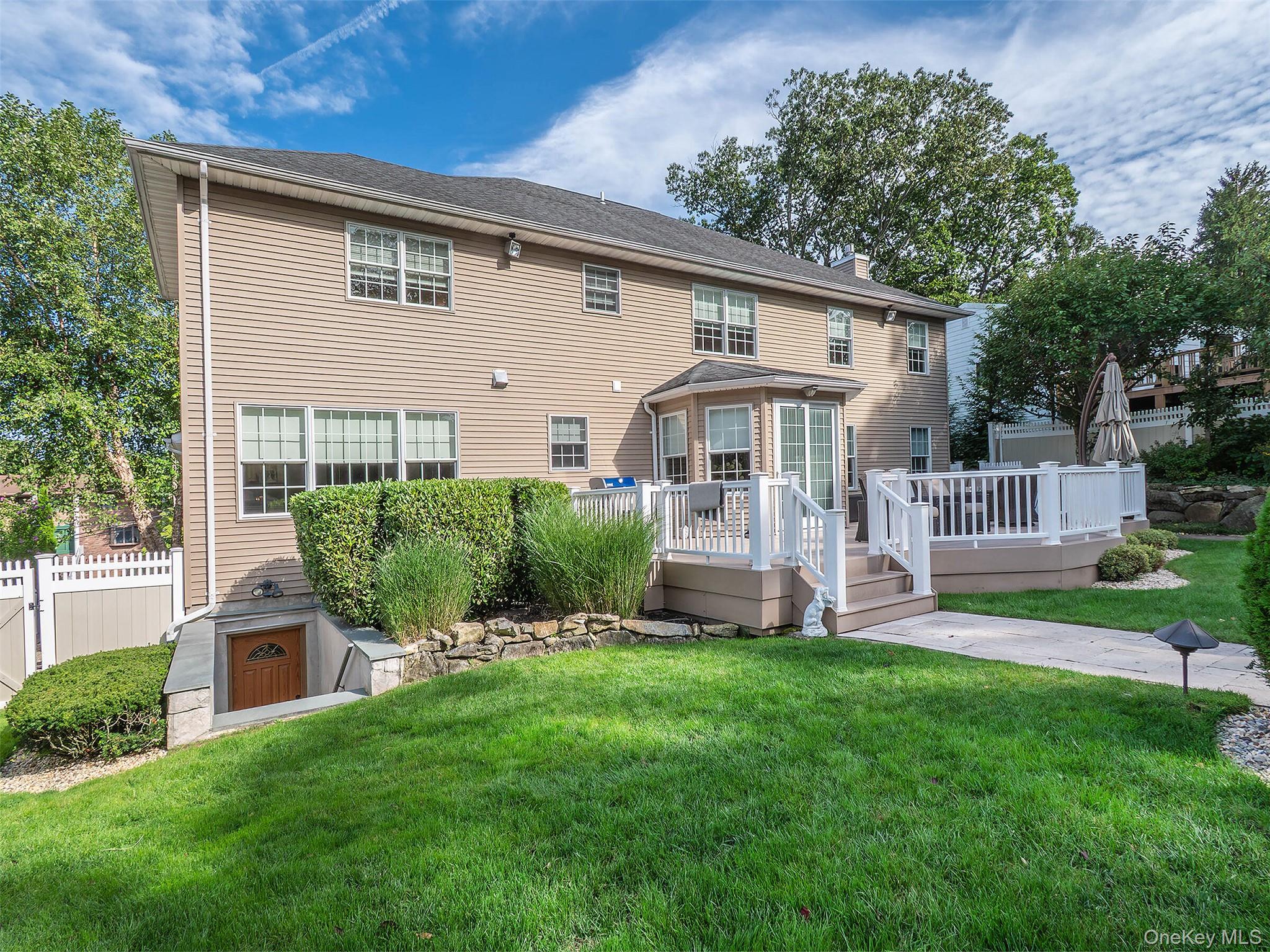 1 Coolidge Avenue, Glen Head, NY 11545