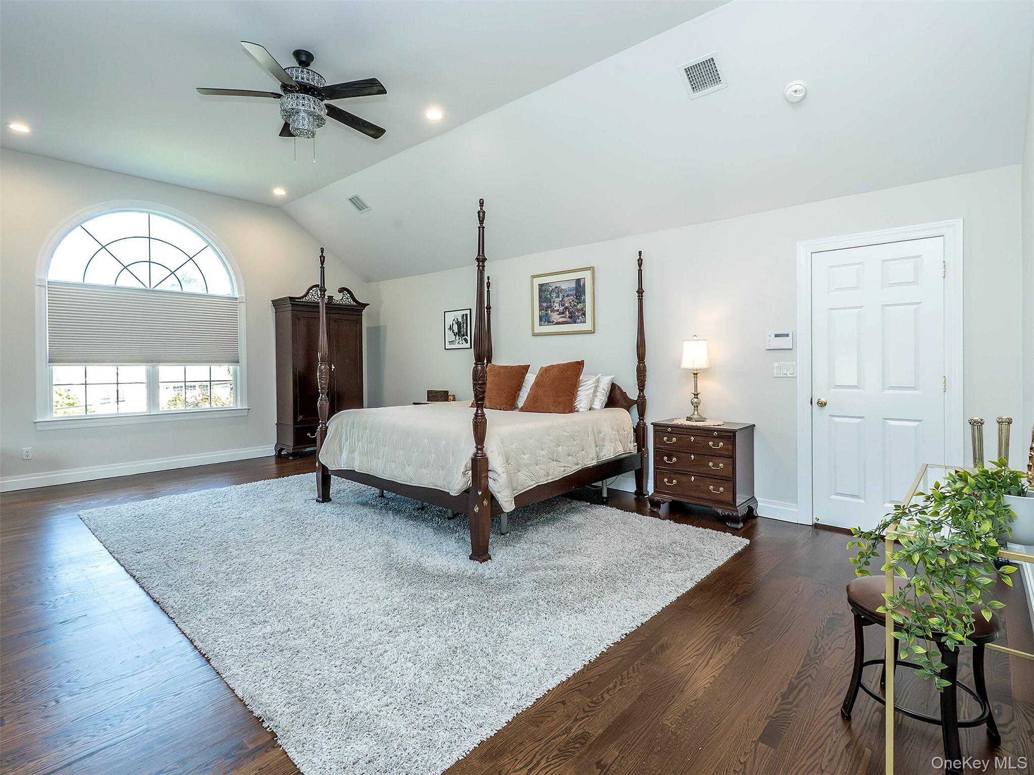 1 Coolidge Avenue, Glen Head, NY 11545