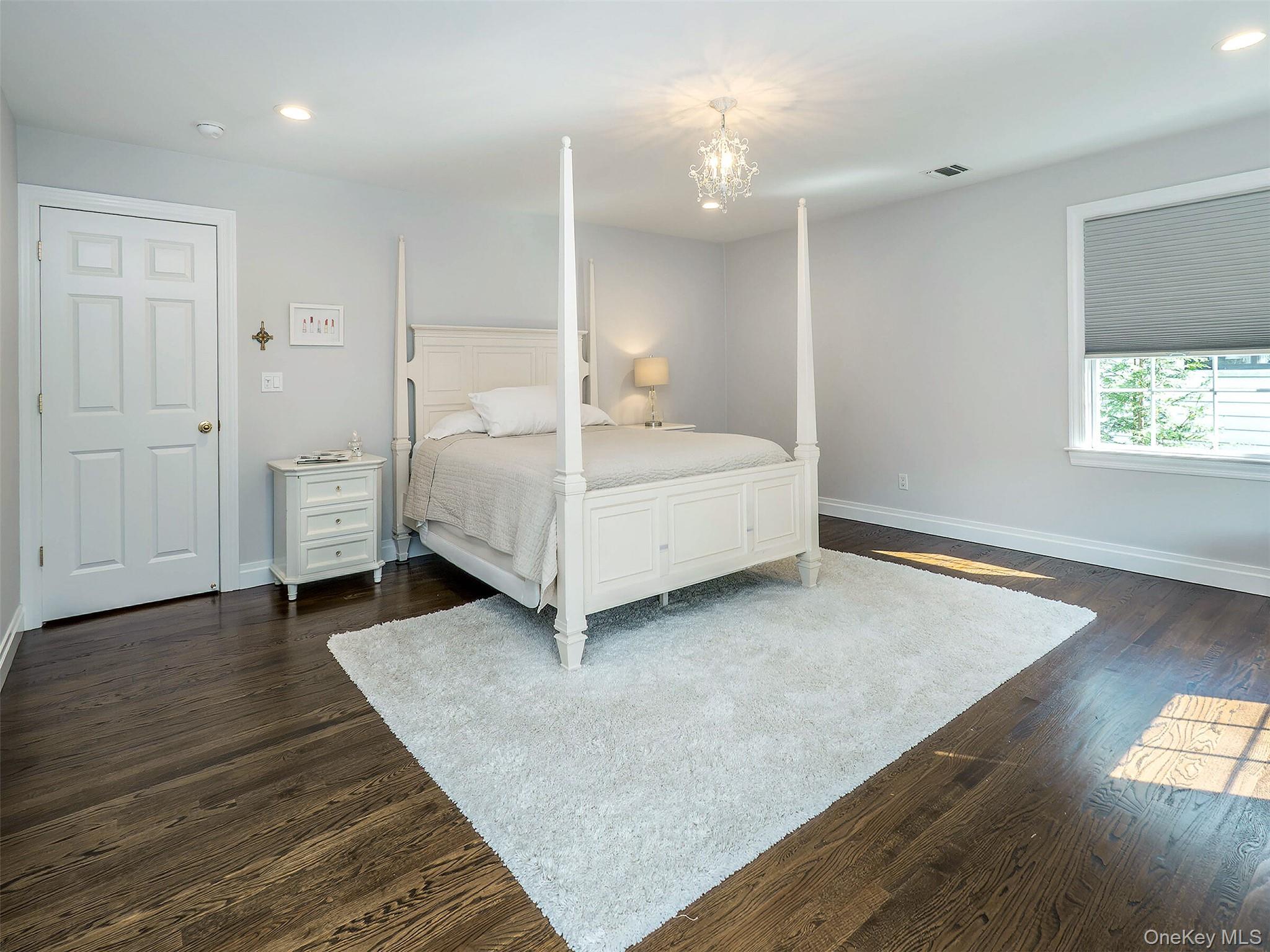 1 Coolidge Avenue, Glen Head, NY 11545