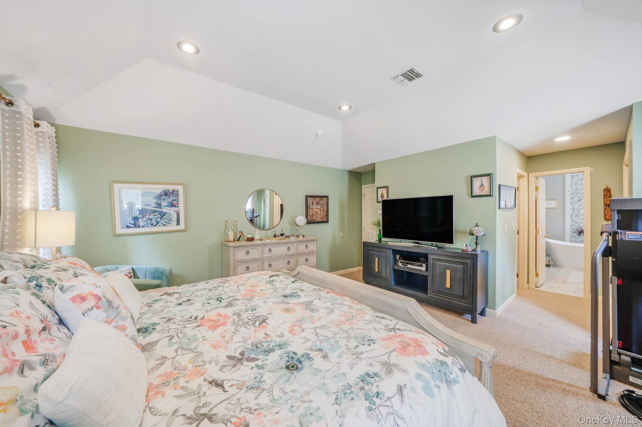 37 Deer Lane, East Setauket, NY 11733