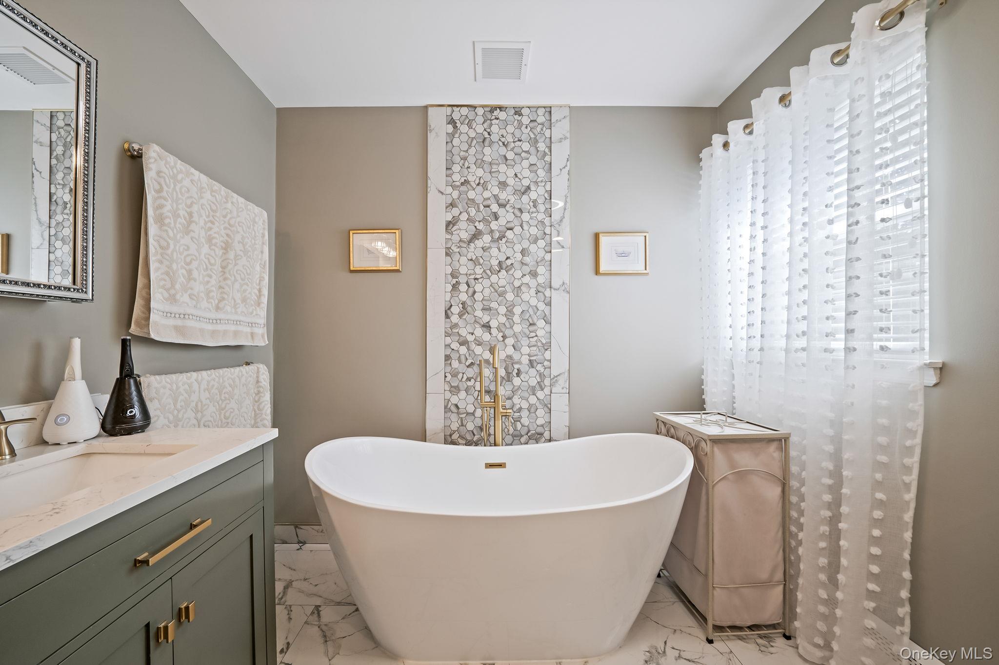 37 Deer Lane, East Setauket, NY 11733