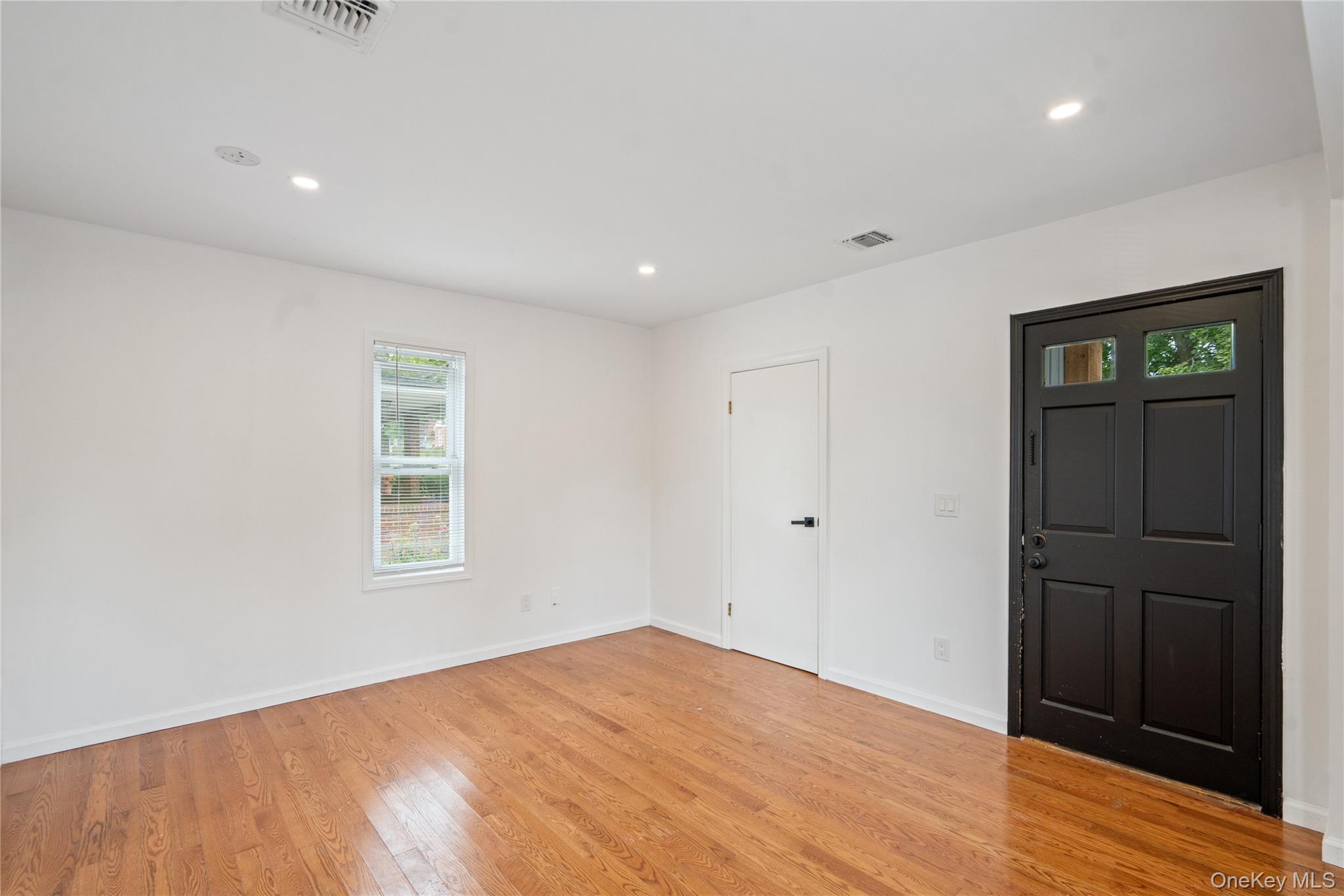 89 5th Avenue, Westbury, NY 11590