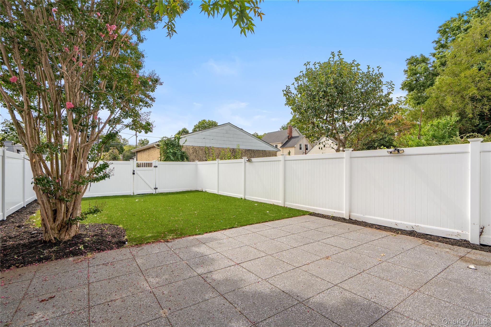 89 5th Avenue, Westbury, NY 11590