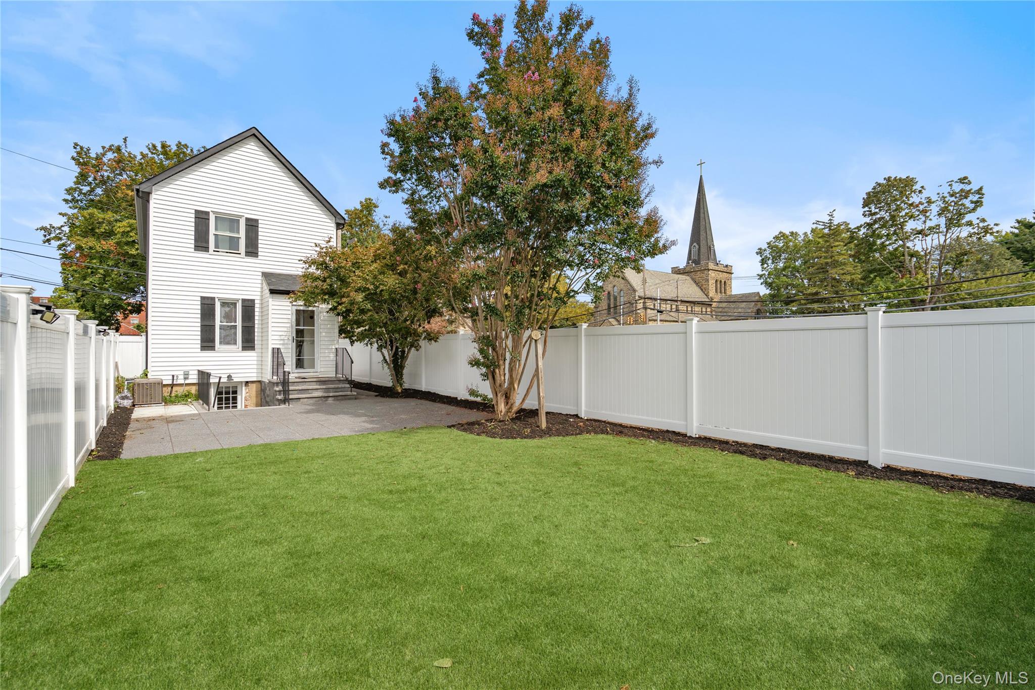 89 5th Avenue, Westbury, NY 11590