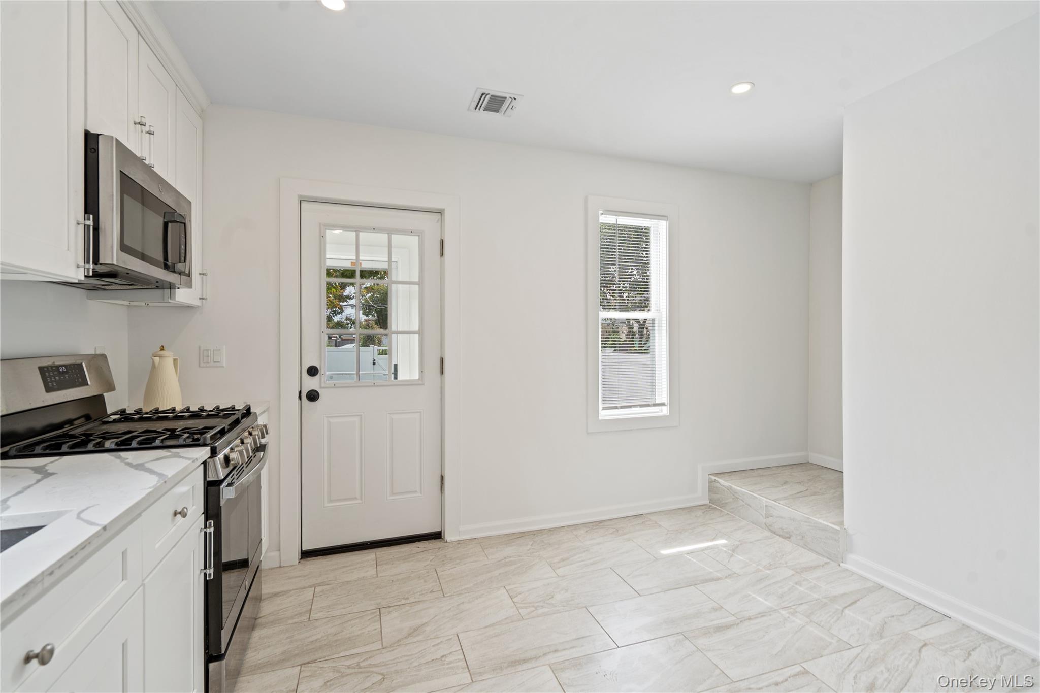 89 5th Avenue, Westbury, NY 11590