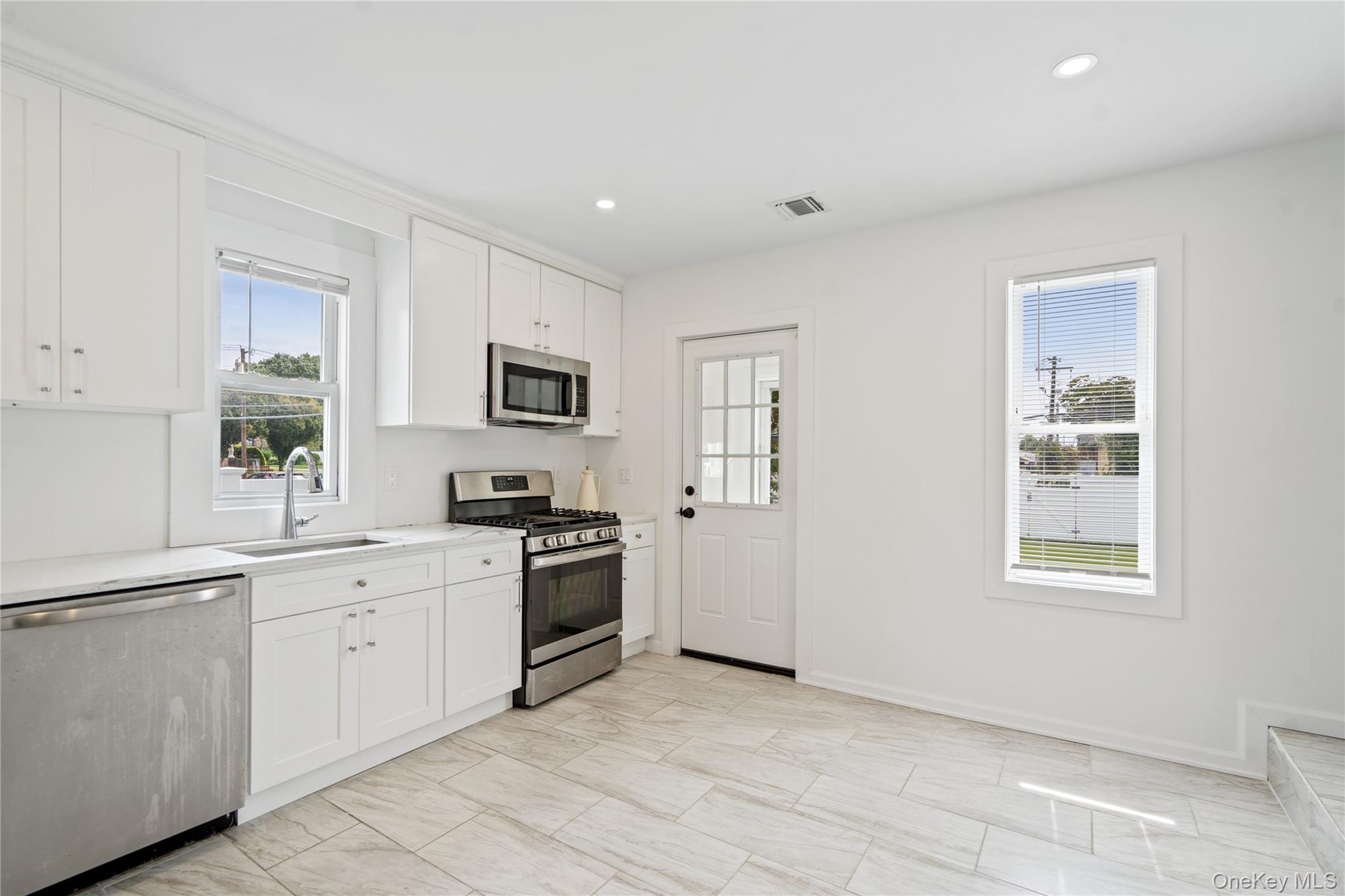 89 5th Avenue, Westbury, NY 11590