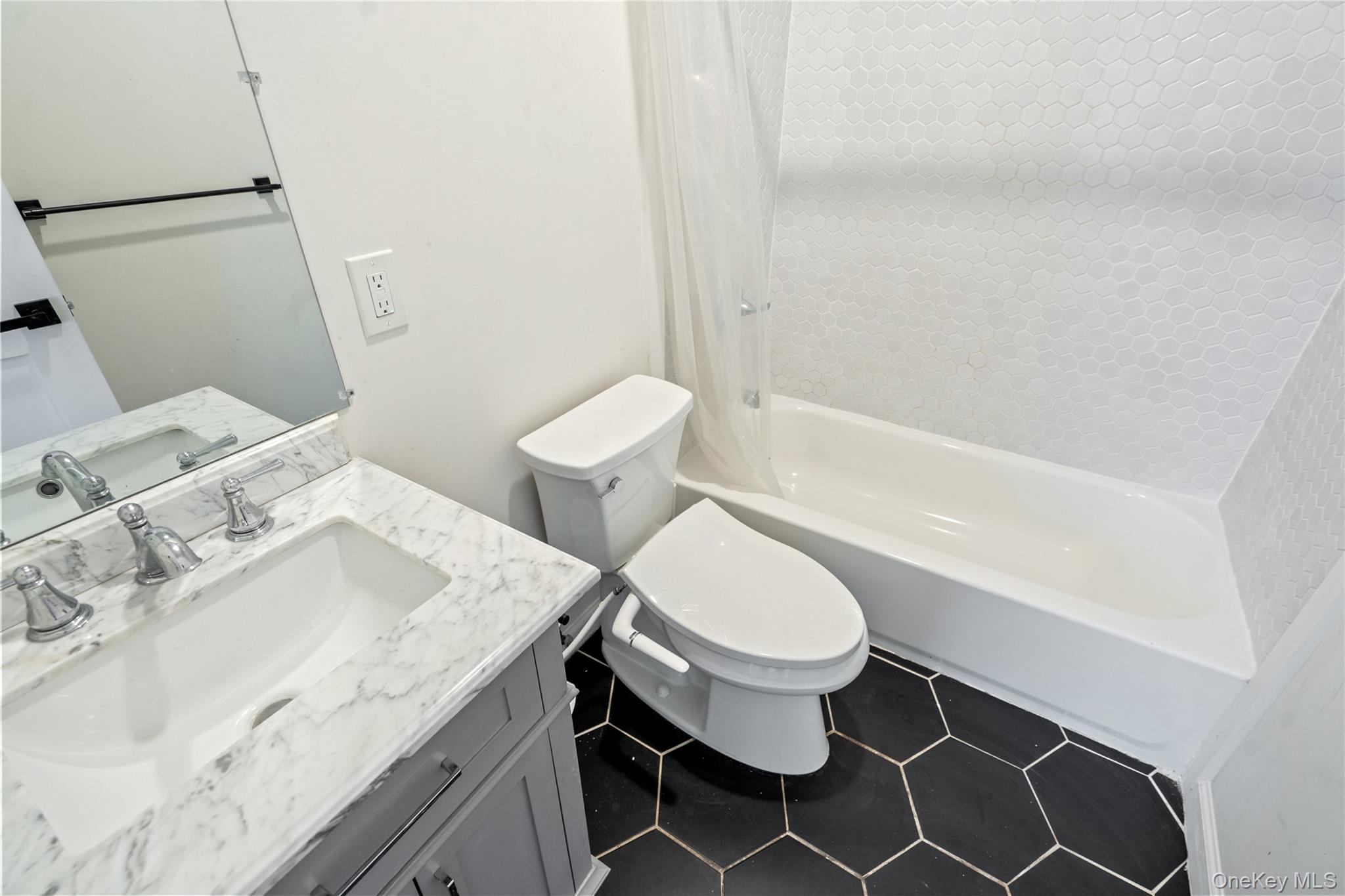 89 5th Avenue, Westbury, NY 11590