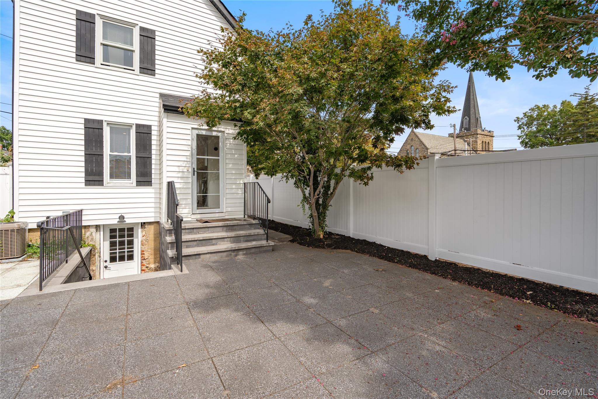 89 5th Avenue, Westbury, NY 11590