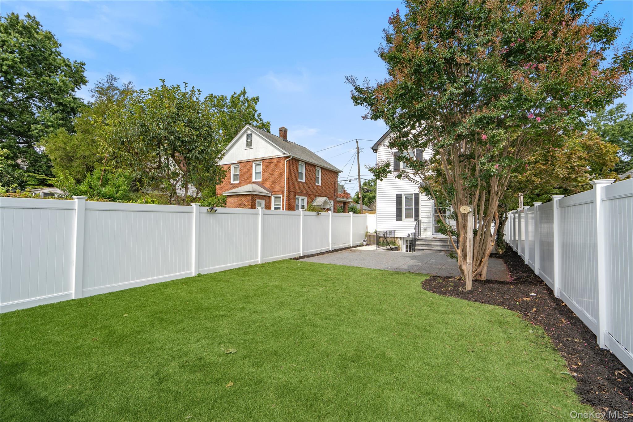 89 5th Avenue, Westbury, NY 11590