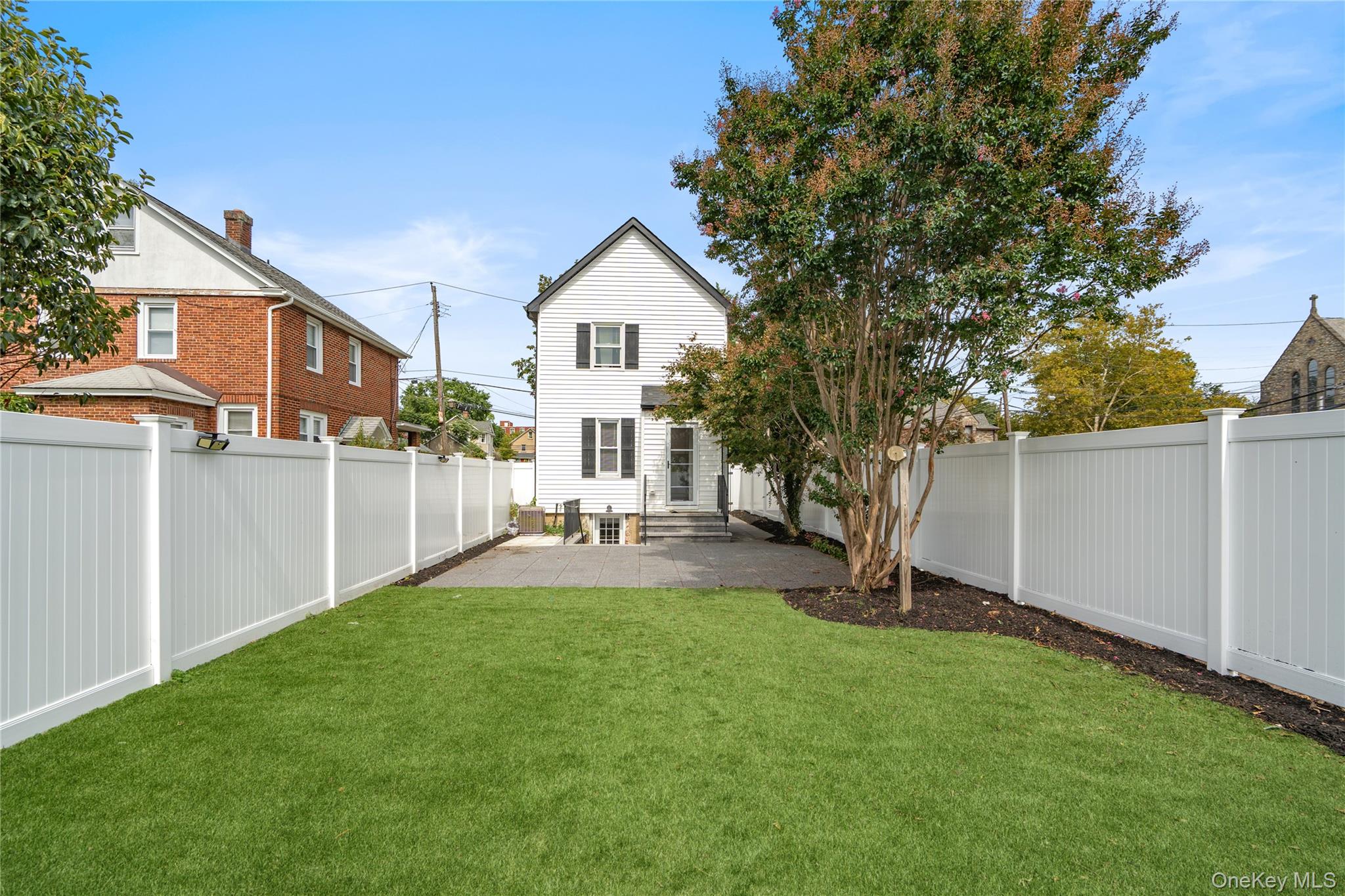 89 5th Avenue, Westbury, NY 11590