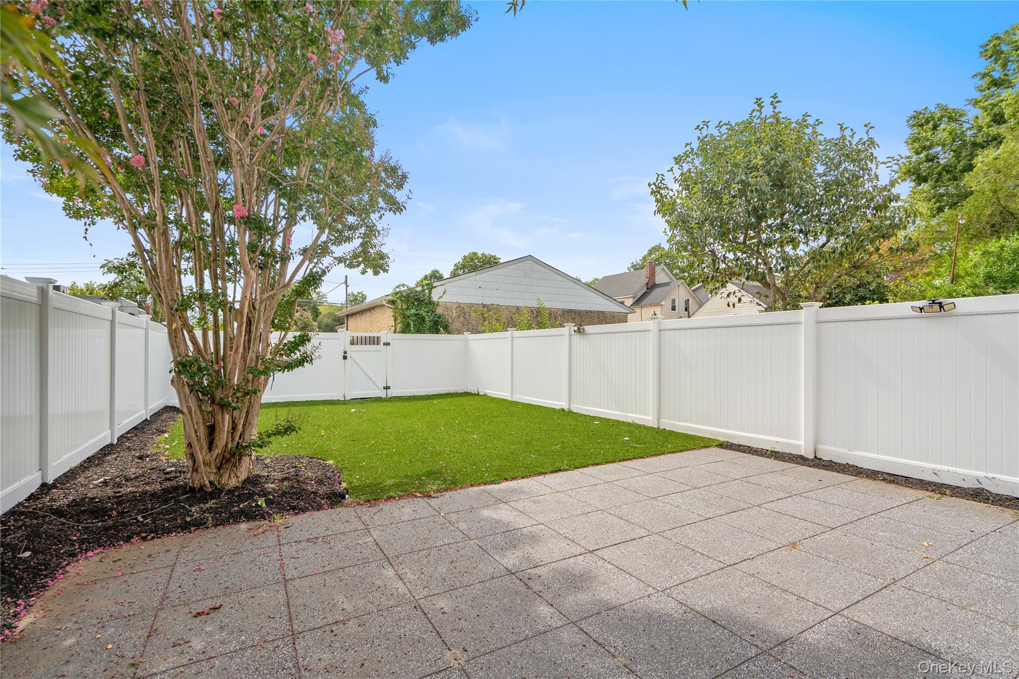 89 5th Avenue, Westbury, NY 11590