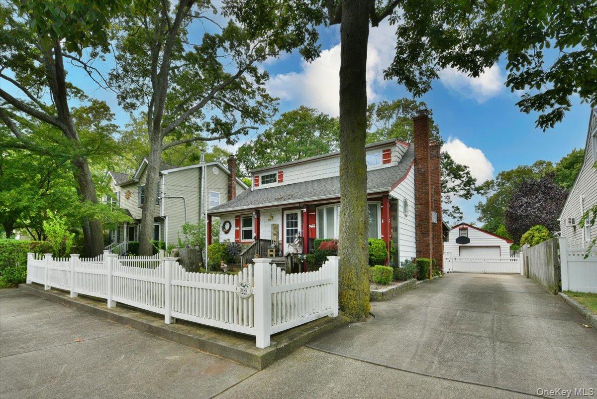 366 W Gates Avenue, Lindenhurst, NY 11757