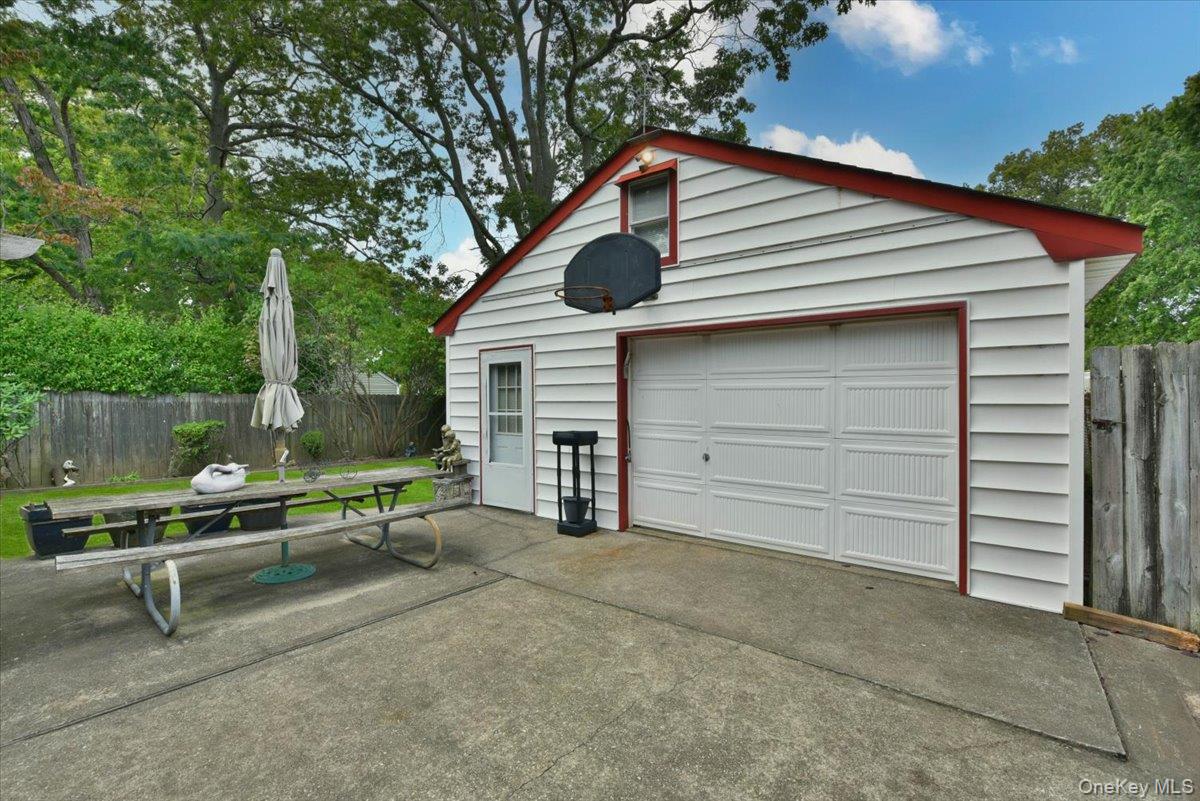 366 W Gates Avenue, Lindenhurst, NY 11757