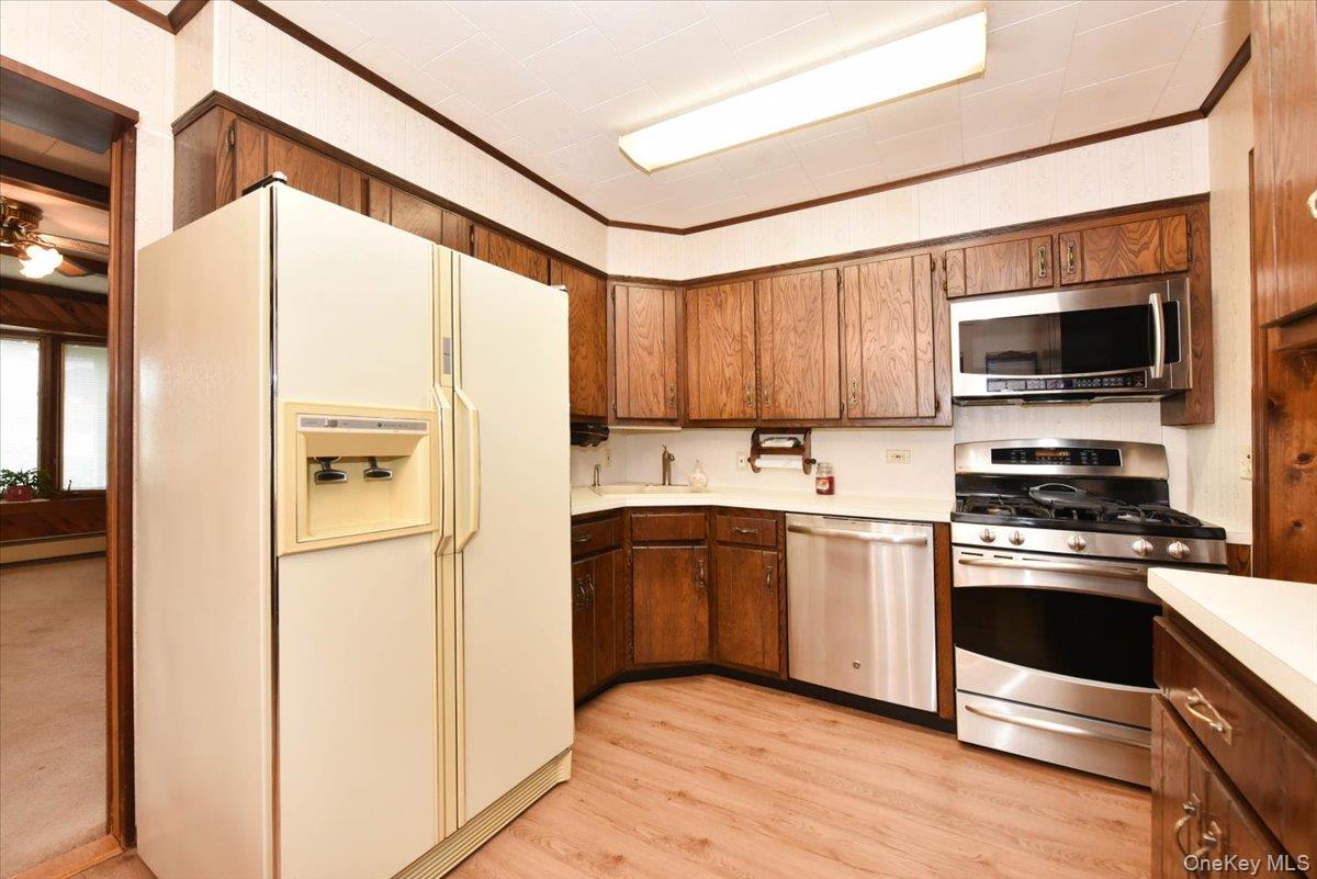 366 W Gates Avenue, Lindenhurst, NY 11757