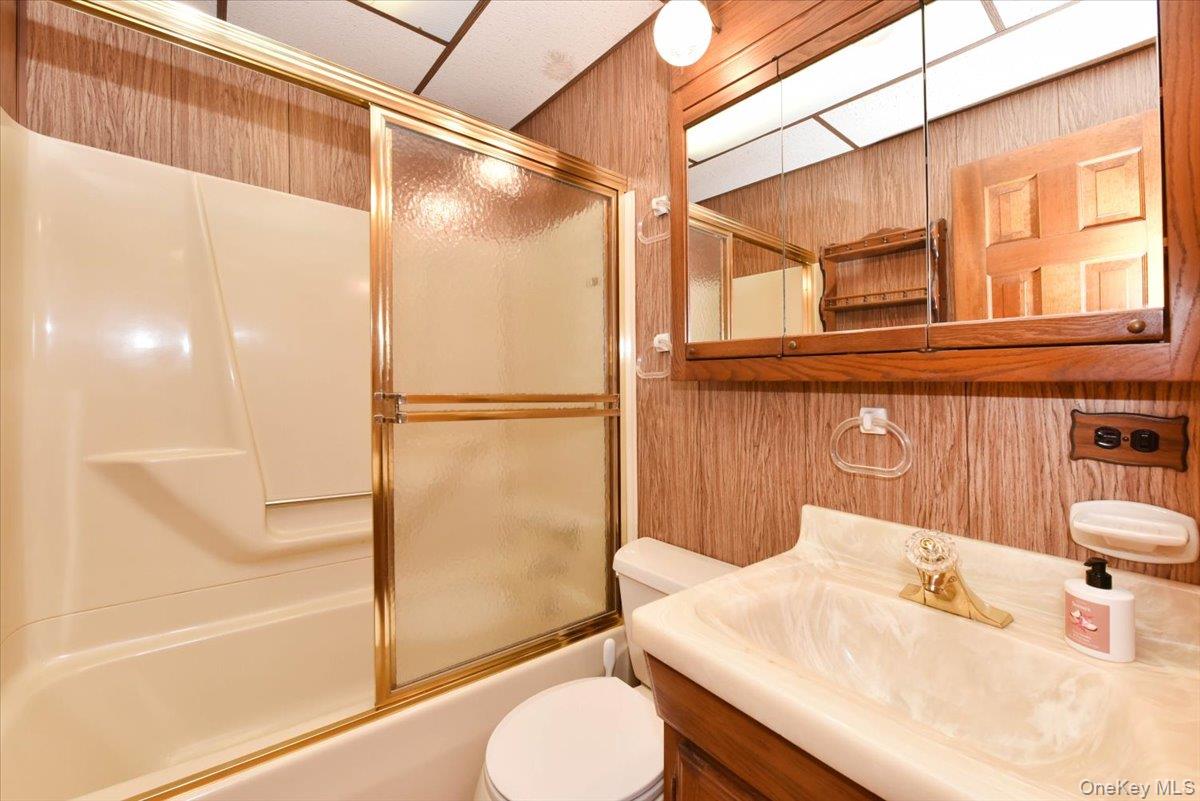 366 W Gates Avenue, Lindenhurst, NY 11757