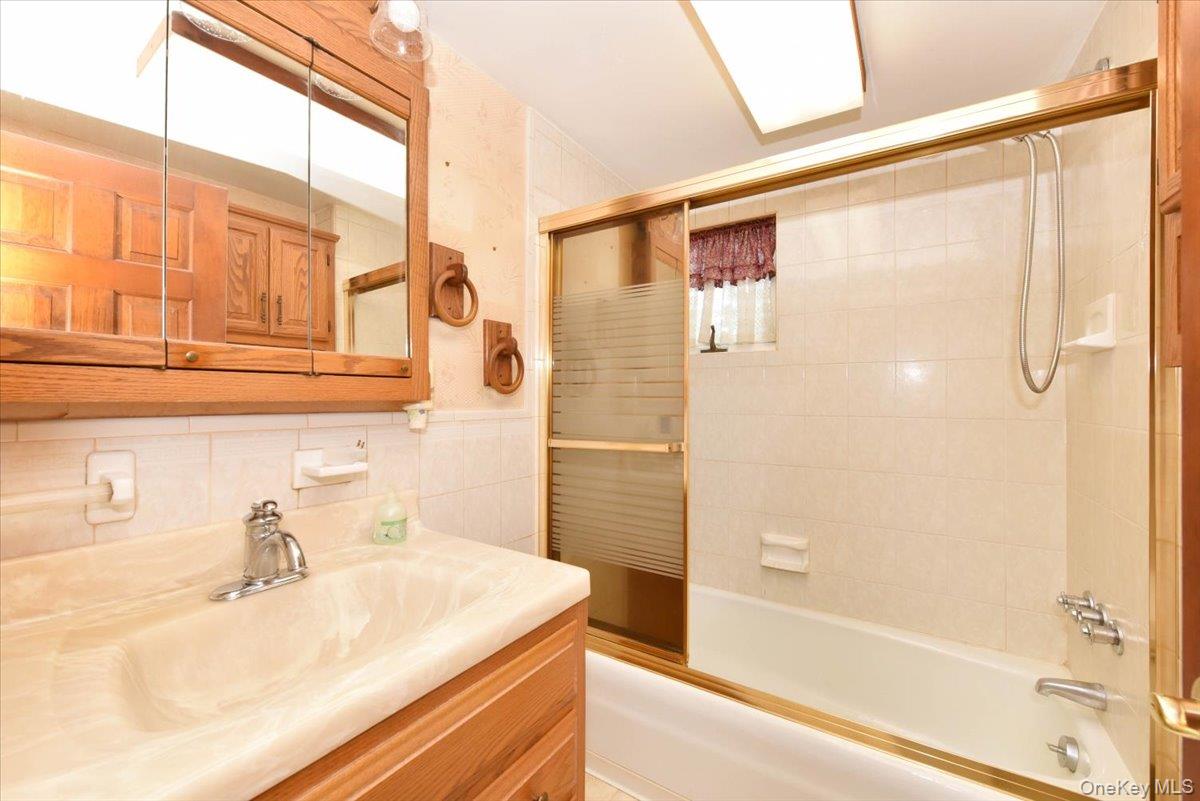 366 W Gates Avenue, Lindenhurst, NY 11757