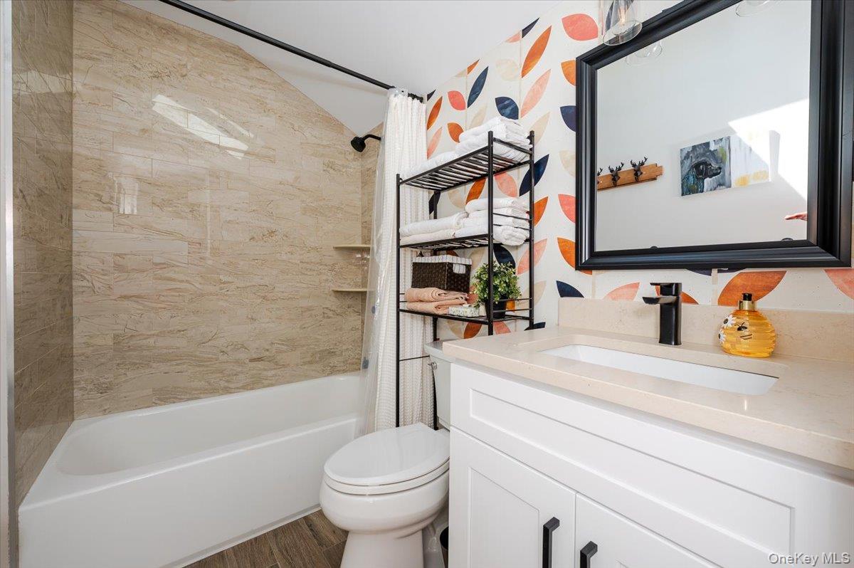 949 Gardiner Drive, Bay Shore, NY 11706