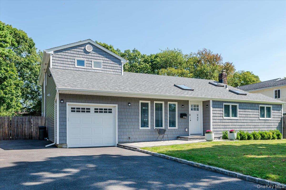 949 Gardiner Drive, Bay Shore, NY 11706