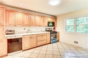 8 Apple Blossom Court, Airmont, NY 10952