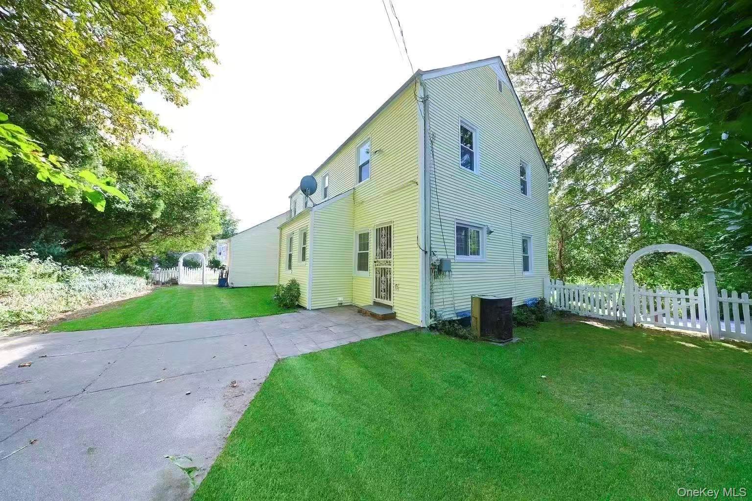 17 Pinewood Road, Manhasset, NY 11030