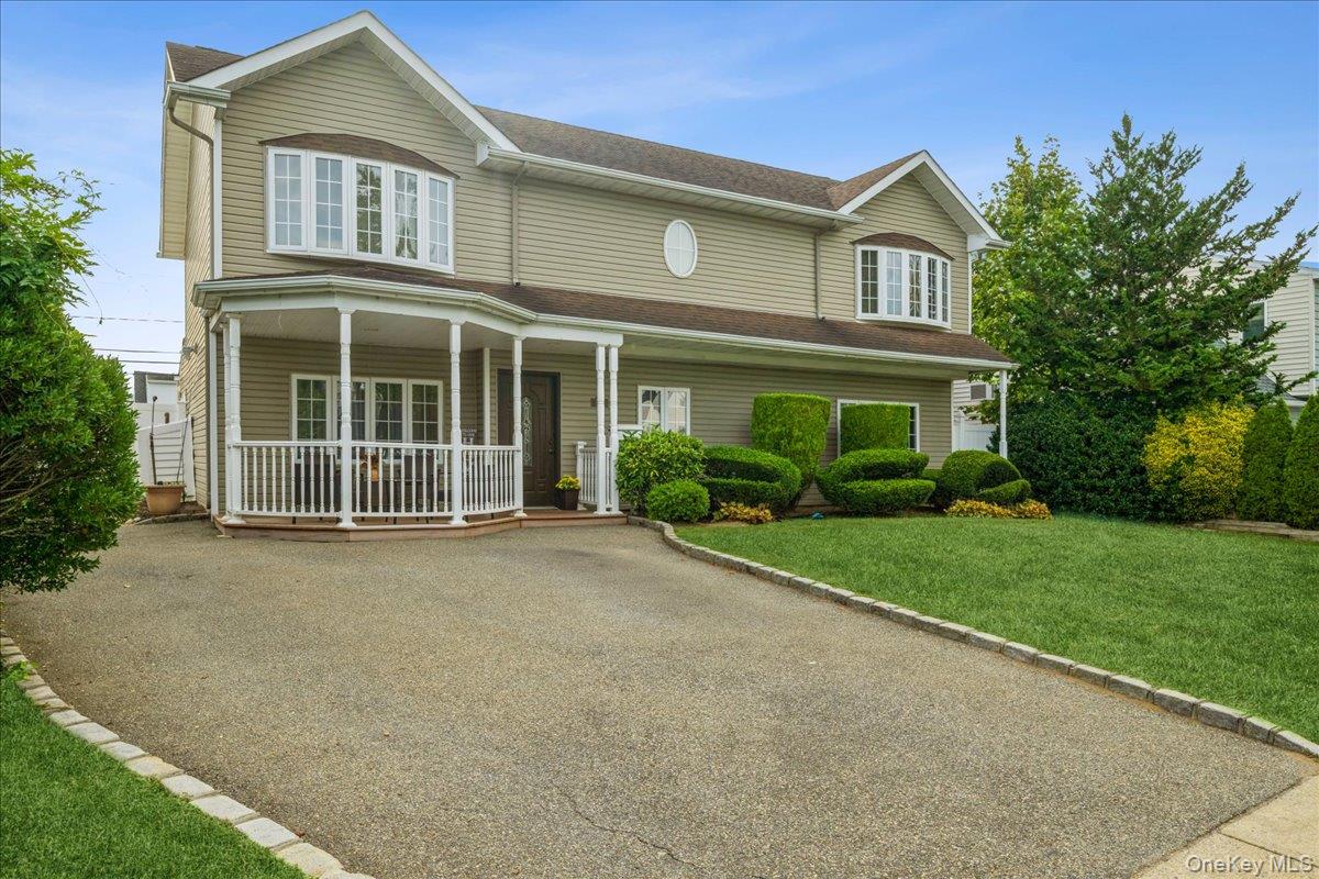 106 Choir Lane, Westbury, NY 11590