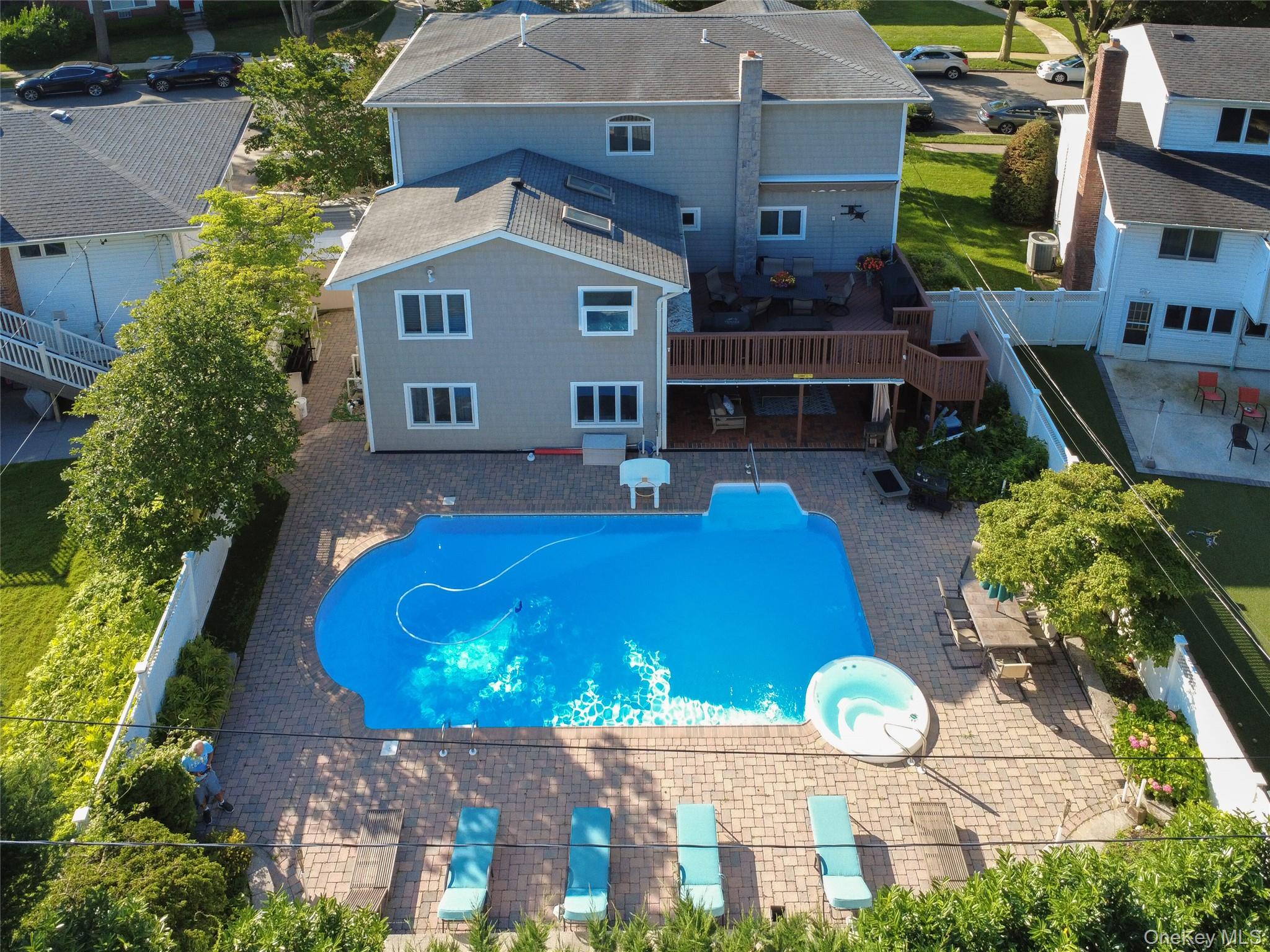 11 Fishermans Drive, Port Washington, NY 11050