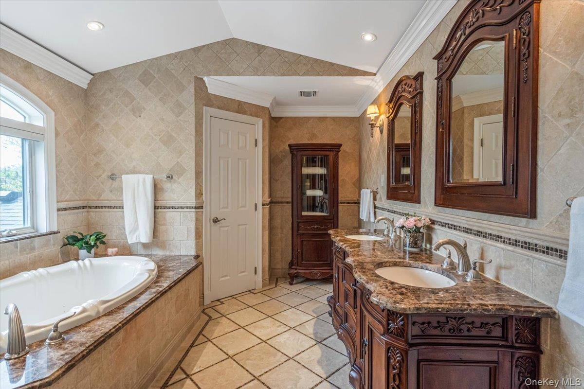 11 Fishermans Drive, Port Washington, NY 11050