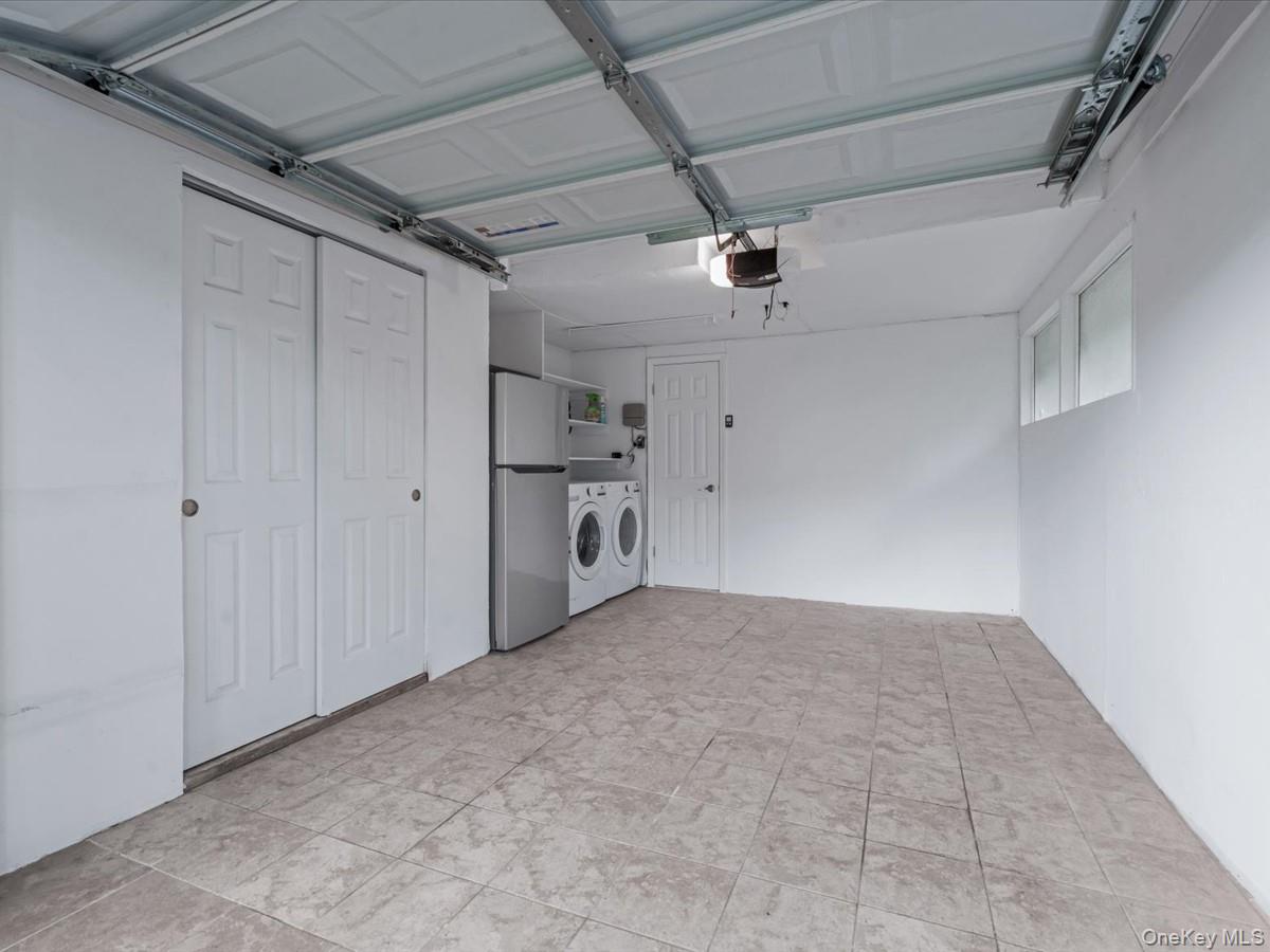 19 Ridge Drive E, Roslyn, NY 11576