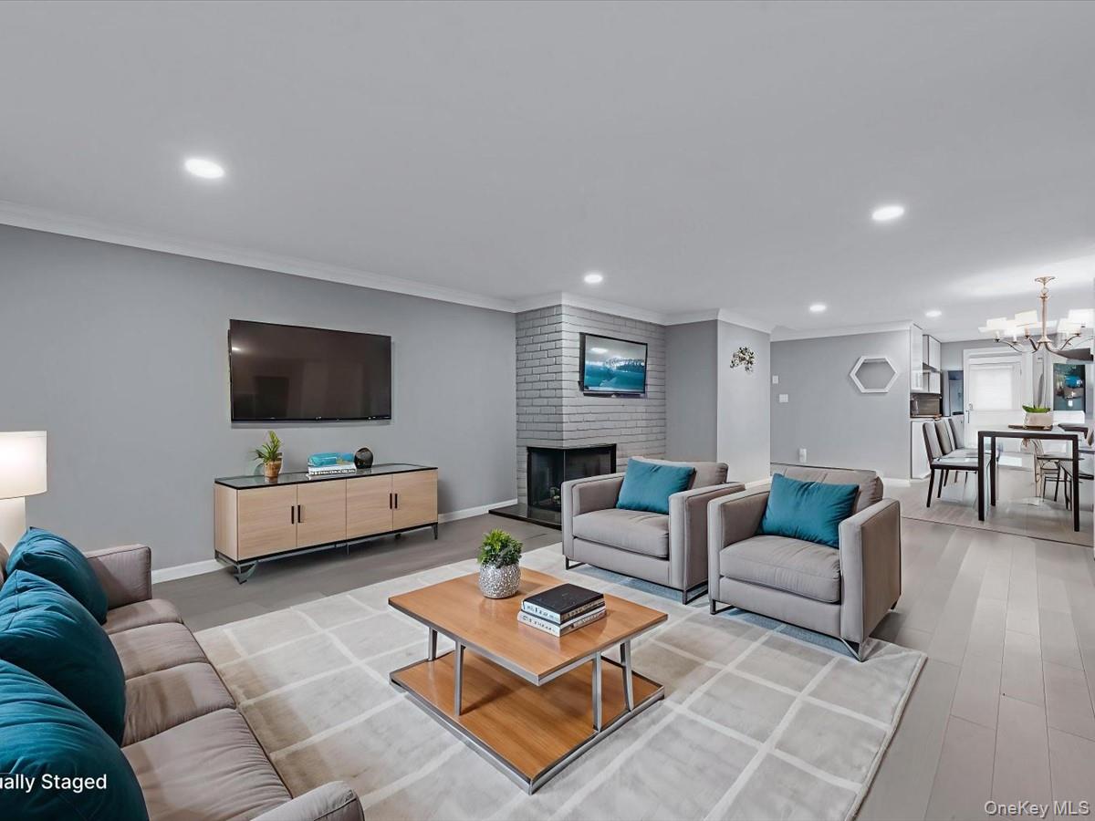 19 Ridge Drive E, Roslyn, NY 11576