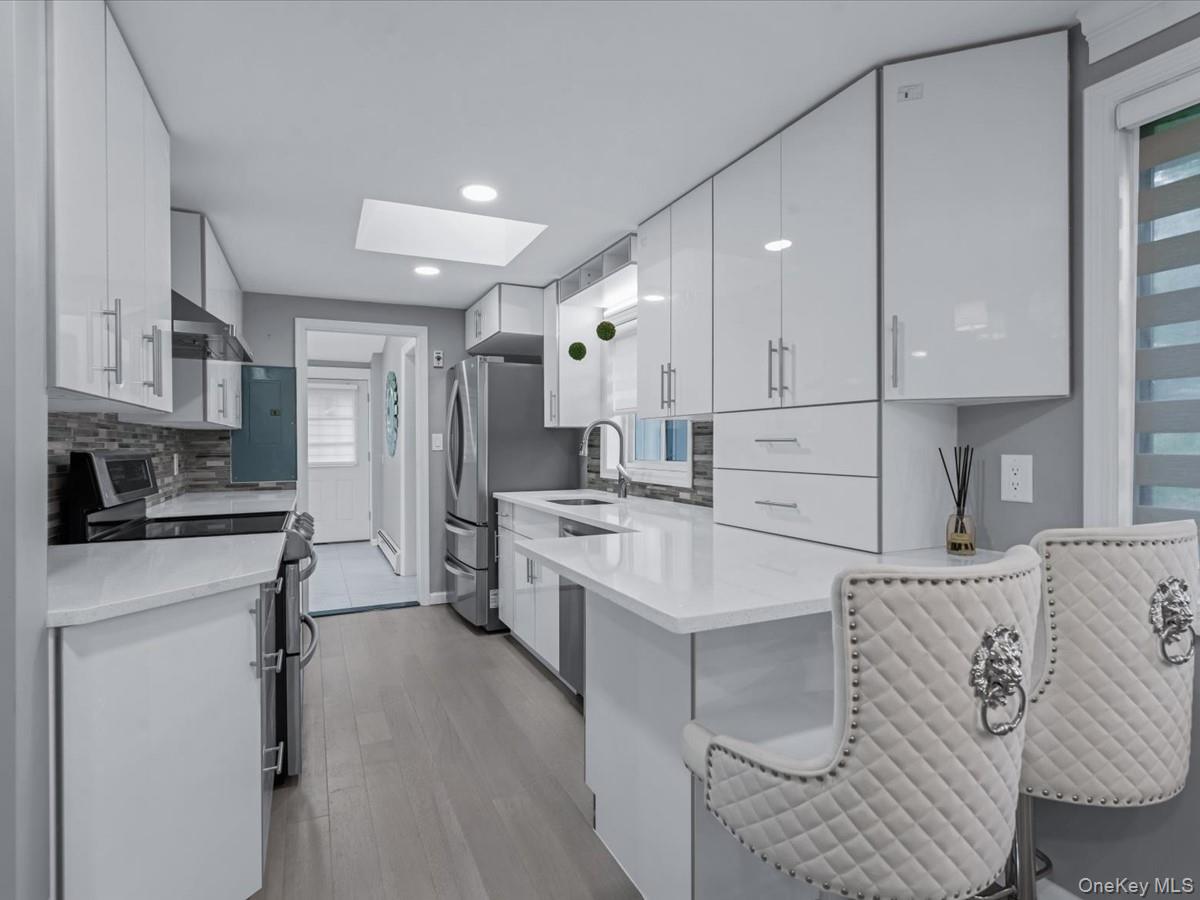 19 Ridge Drive E, Roslyn, NY 11576