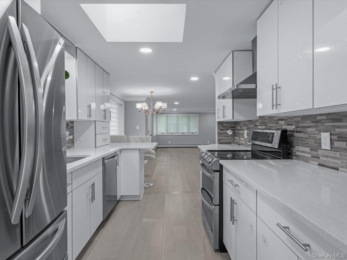 19 Ridge Drive E, Roslyn, NY 11576