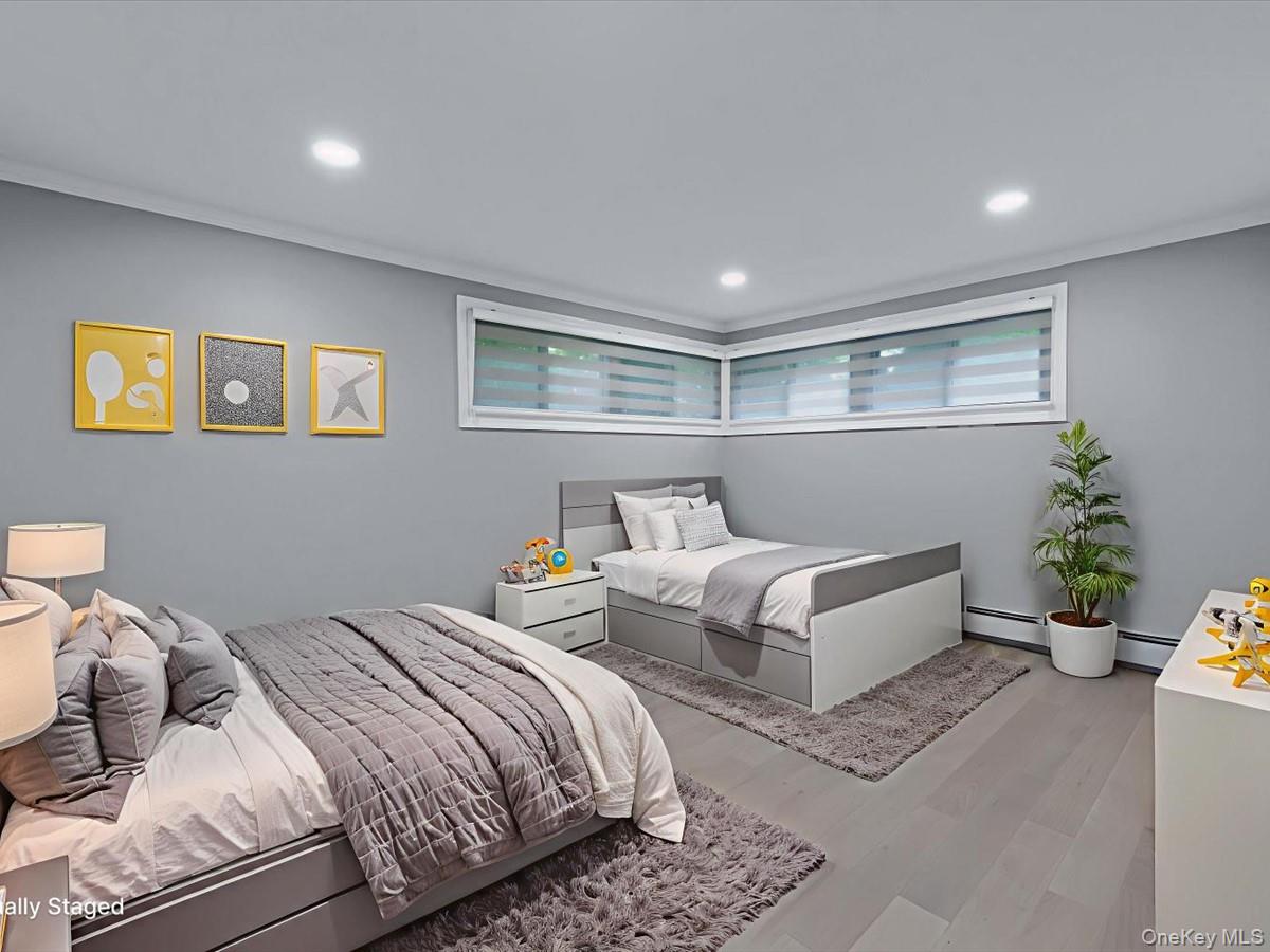 19 Ridge Drive E, Roslyn, NY 11576