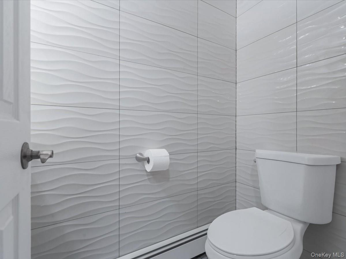 19 Ridge Drive E, Roslyn, NY 11576