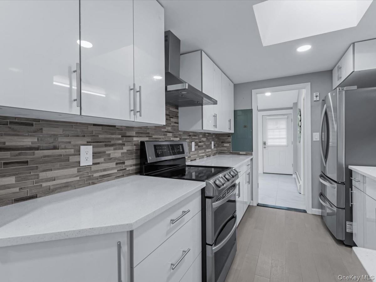 19 Ridge Drive E, Roslyn, NY 11576