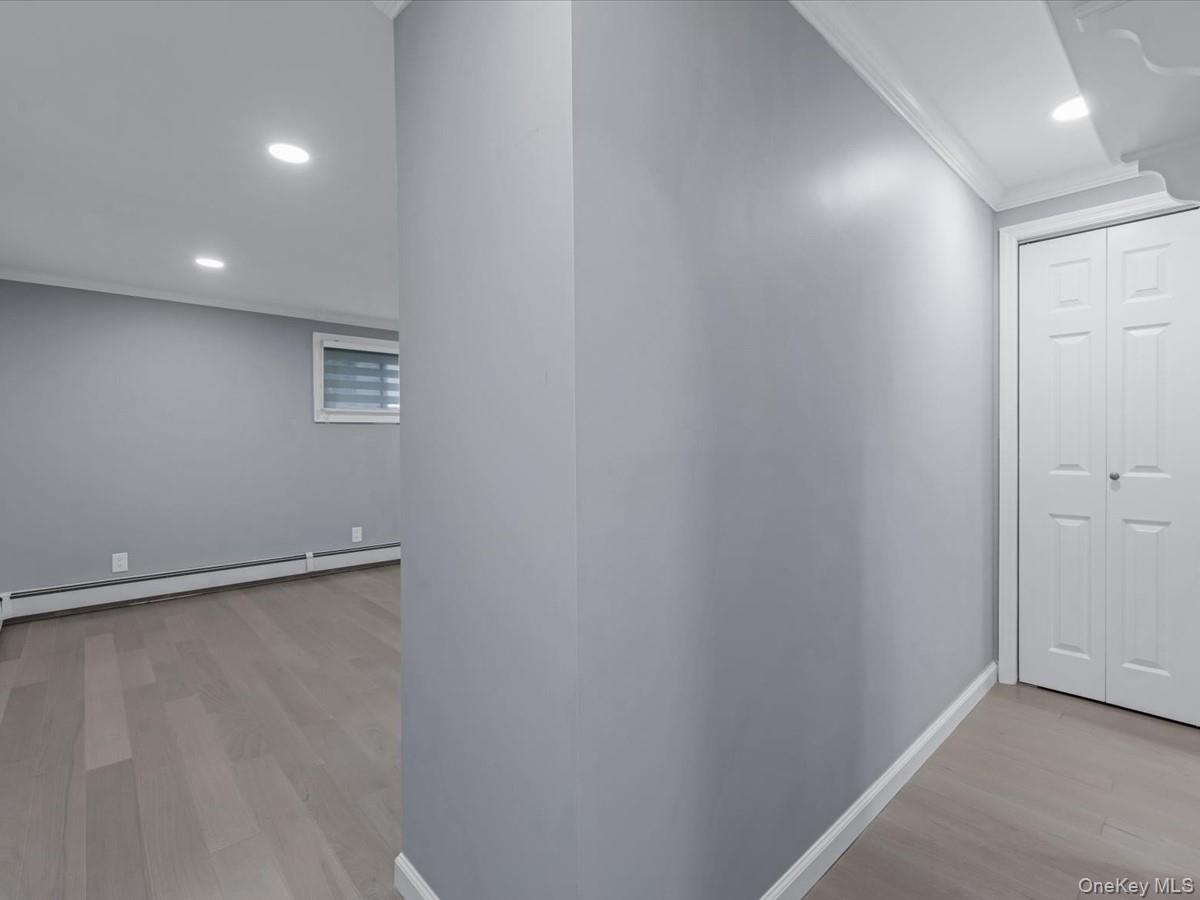 19 Ridge Drive E, Roslyn, NY 11576