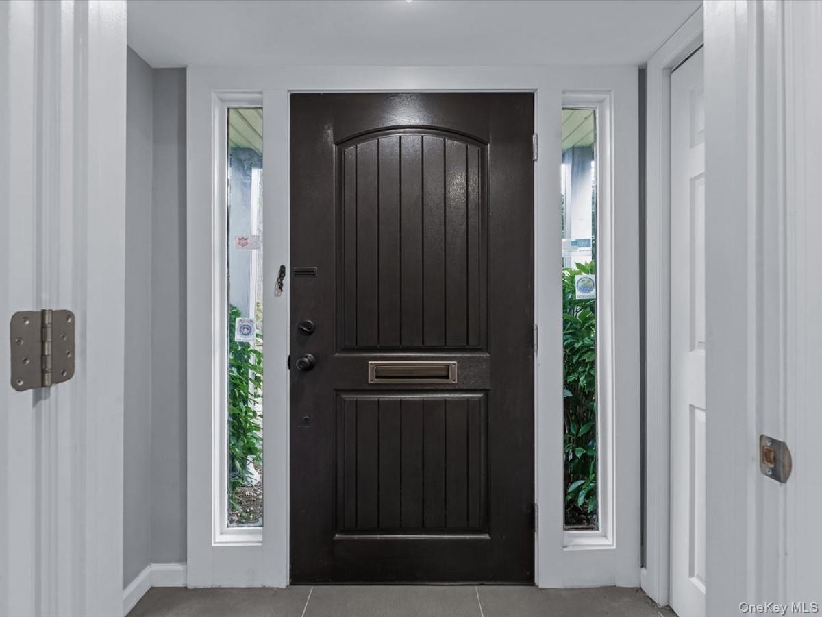 19 Ridge Drive E, Roslyn, NY 11576