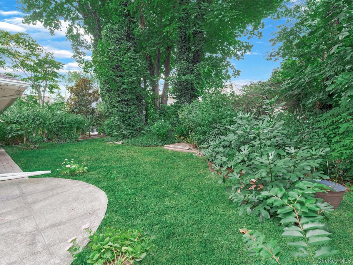 19 Ridge Drive E, Roslyn, NY 11576