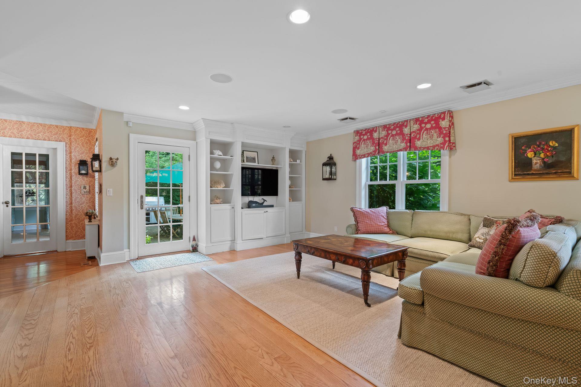 1 Beardsley Lane, Lloyd Harbor, NY 11743