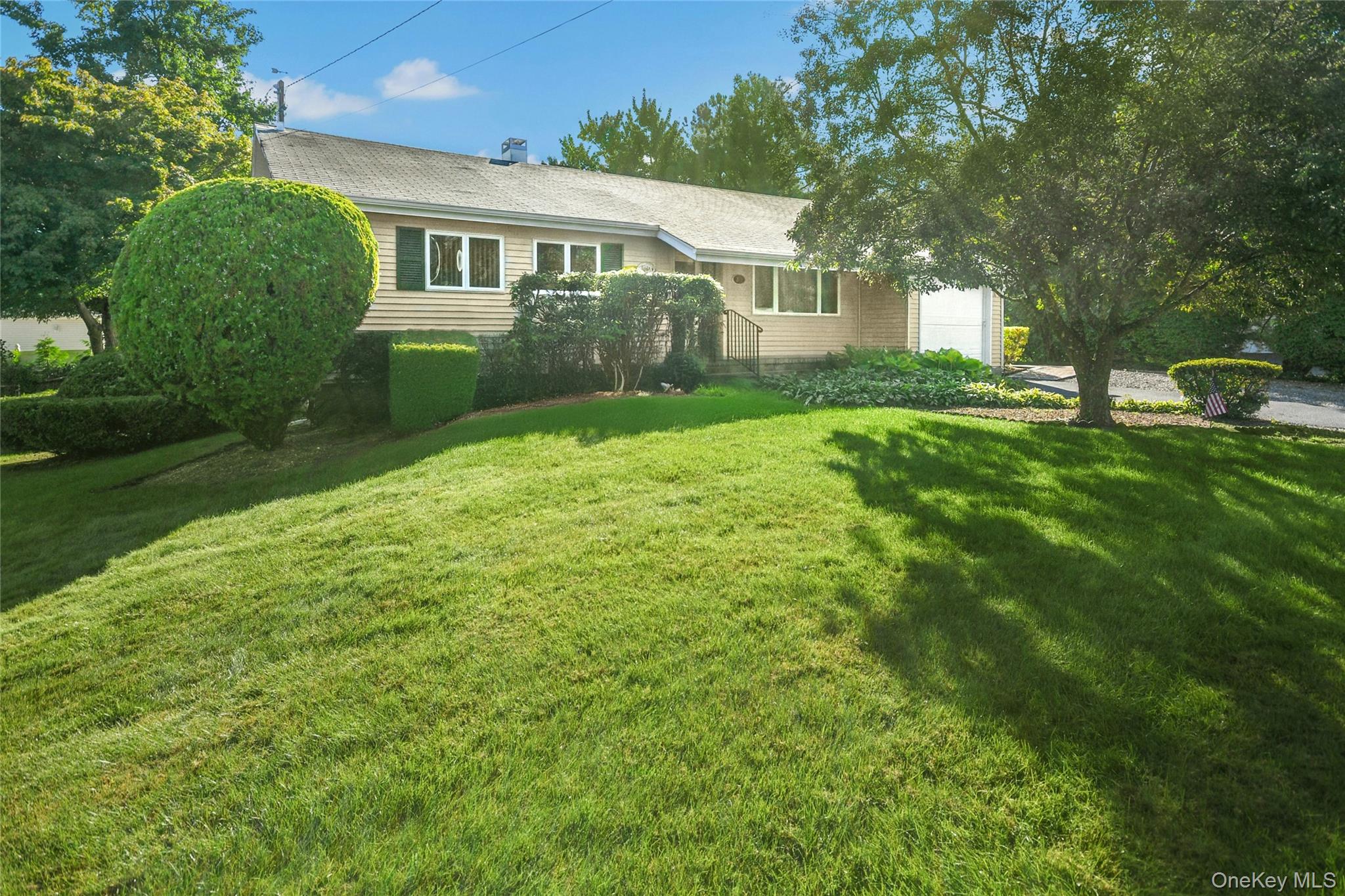 27 7th Avenue, Kings Park, NY 11754