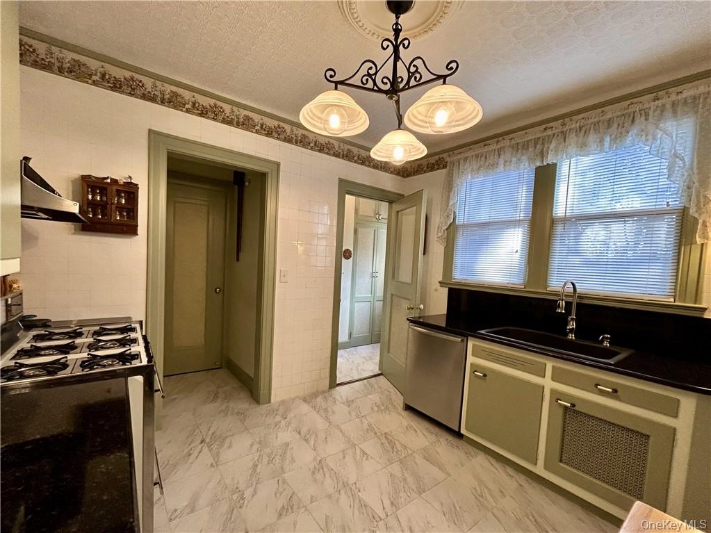 130 E Cedar Street, Fleetwood, NY 10552