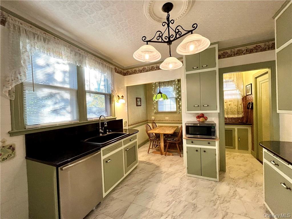 130 E Cedar Street, Fleetwood, NY 10552